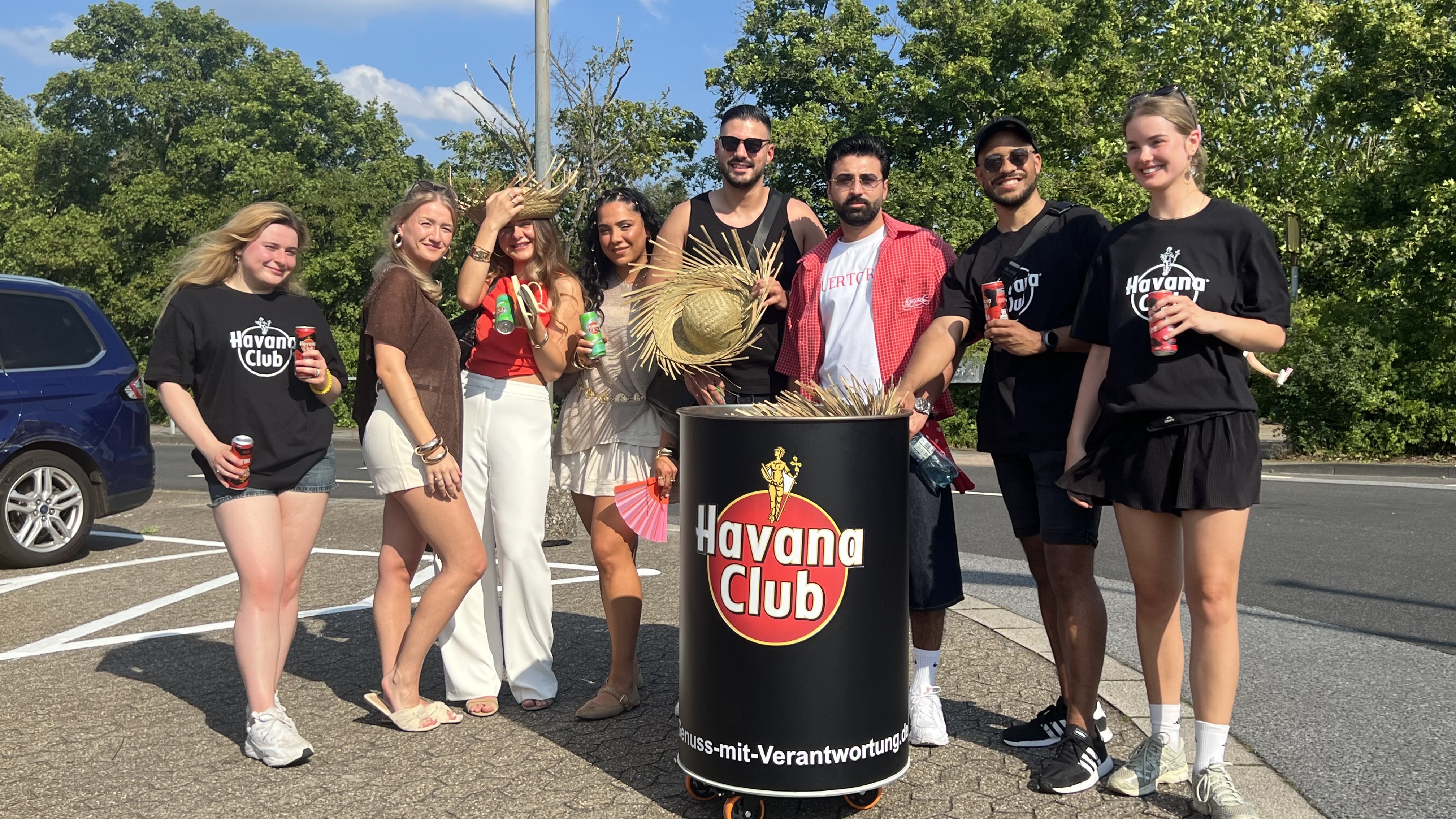 Personen mit havana dosen und Strohhüten