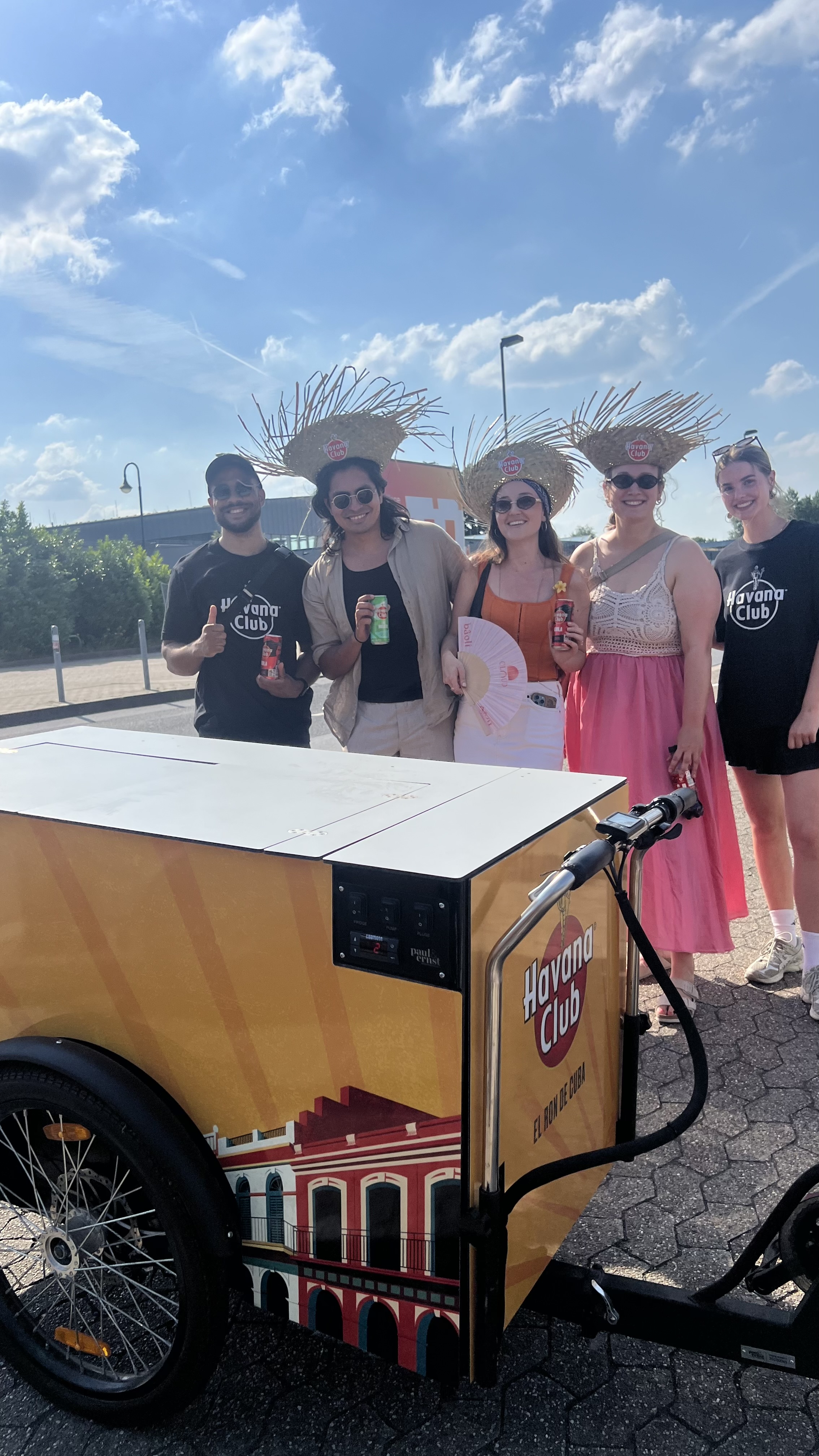 weitere Personen hinter dem Havana KühlBike