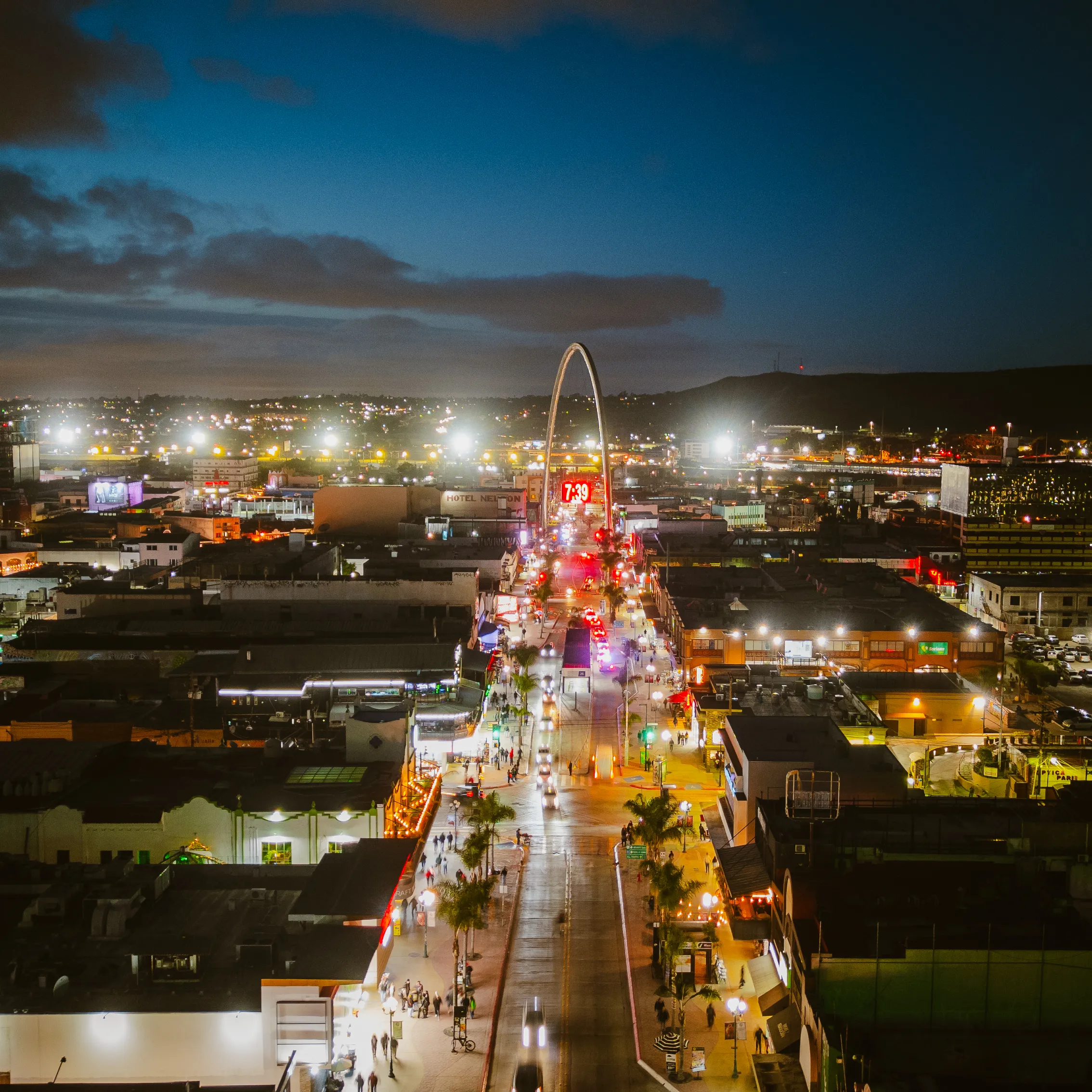 Panorámica nocturna de la Avenida Revolución, Centro de Tijuana. Baja California.