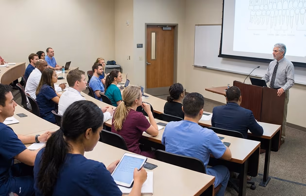 Étudiants CISCO en formation pratique d'orthodontie en clinique
