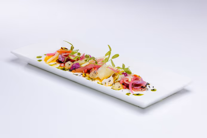 photo culinaire épurée d'un plat sophistiqué dans un restaurant étoilé
