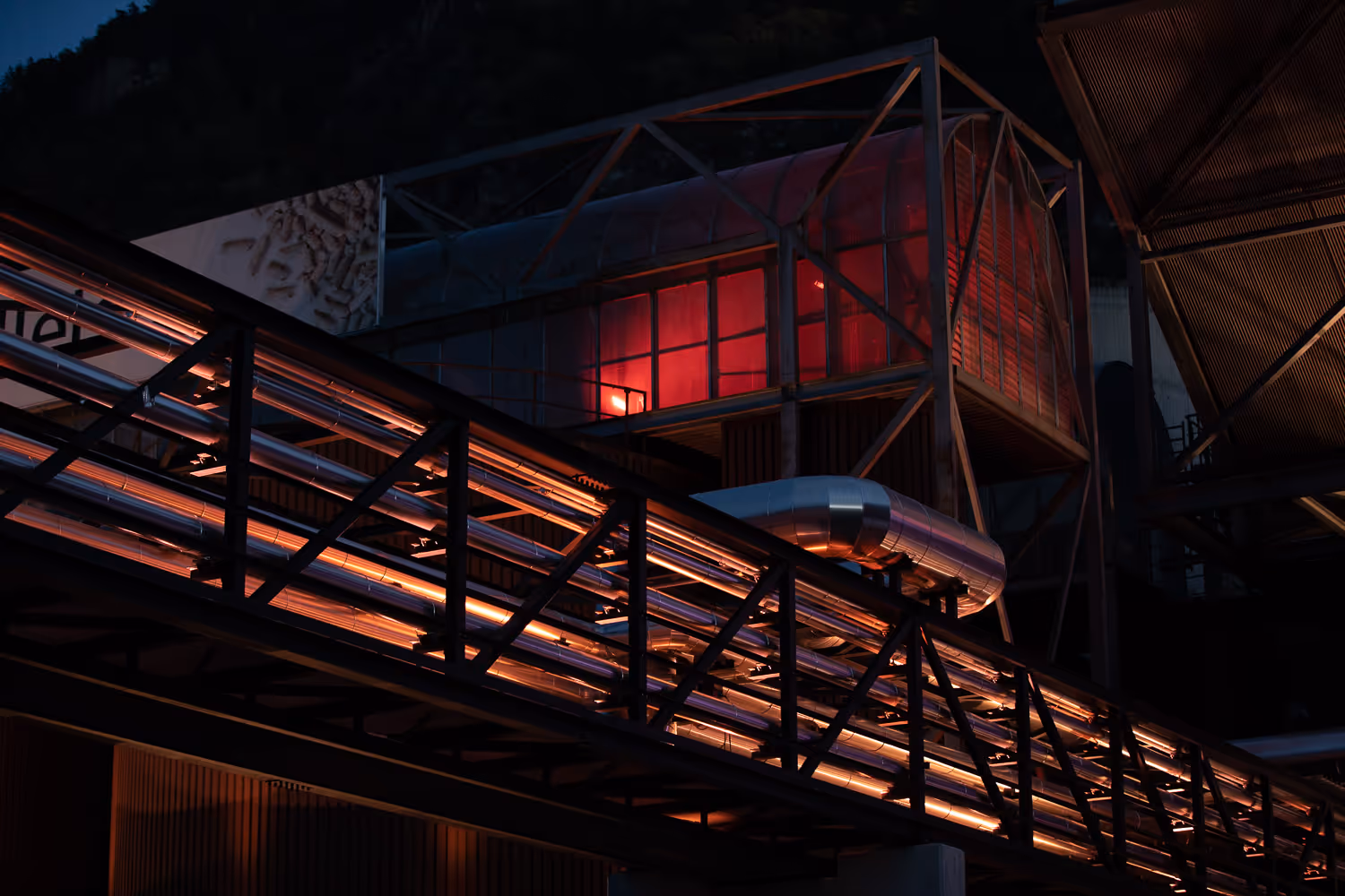 Photo Architecturale d'une structure de nuit avec des belles couleurs vives