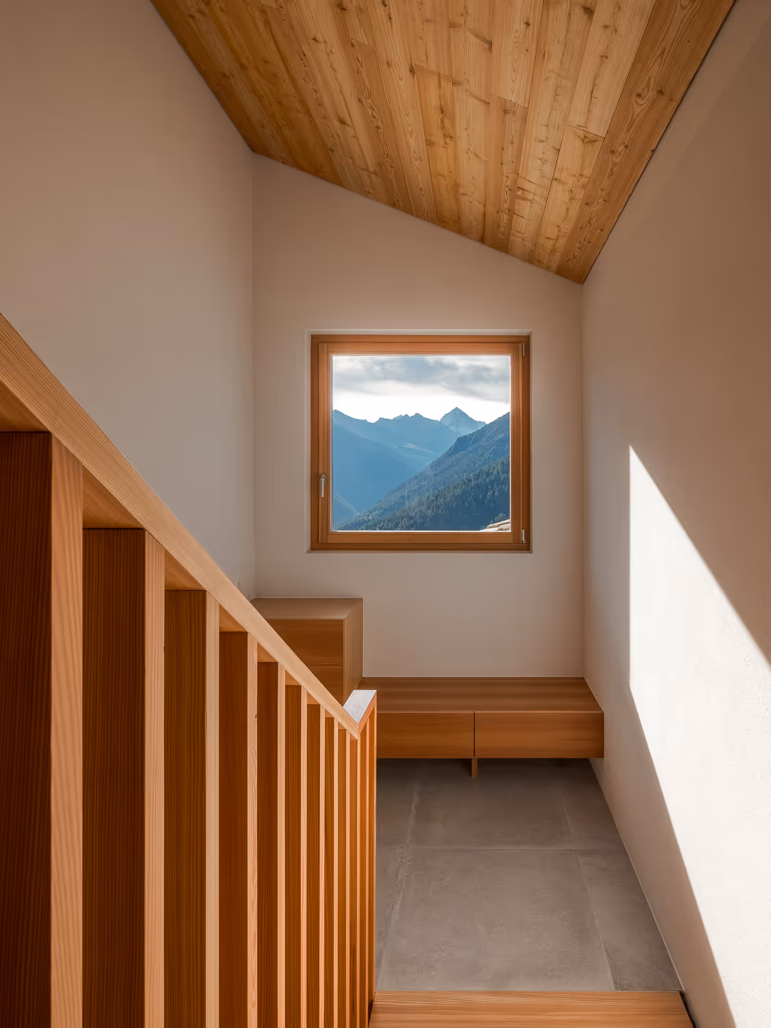 Photo Architecturale d'une cage d'escalier et la vue sur les montagne dans une maison mitoyenne