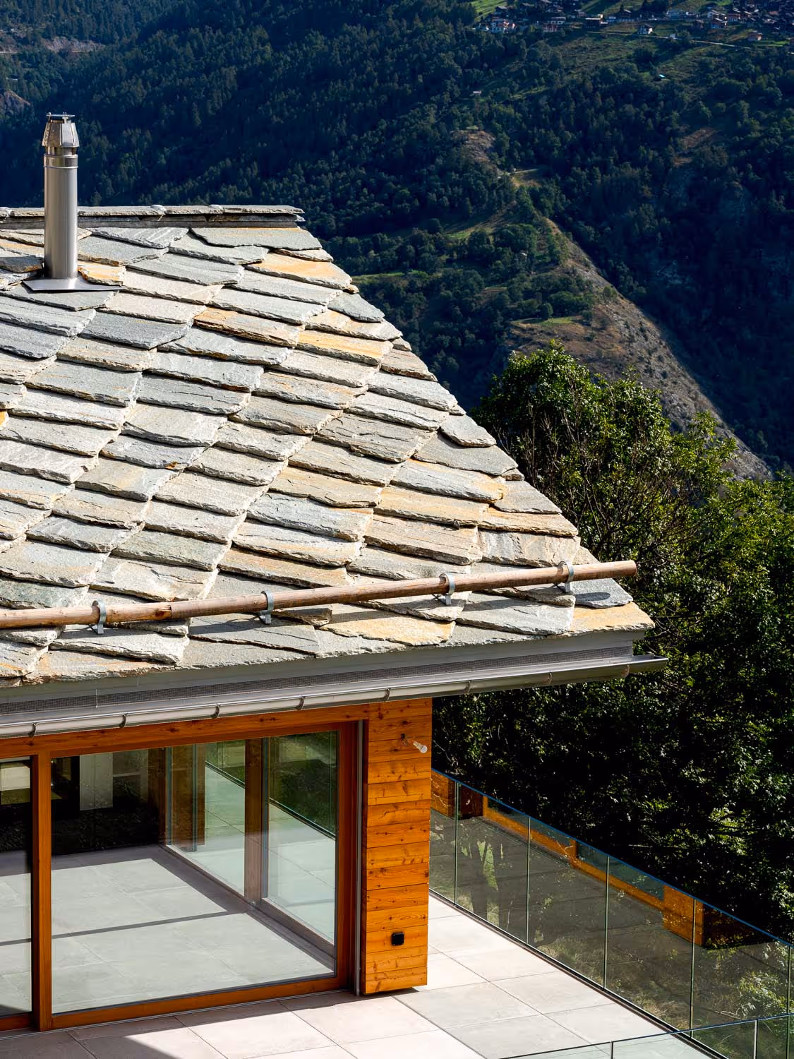 photo architecture d'une façade de maison avec un toit traditionnel en pierre du valais wallis