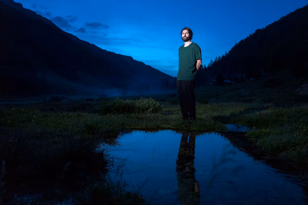 Visage photographié avec attention aux détails et lumière