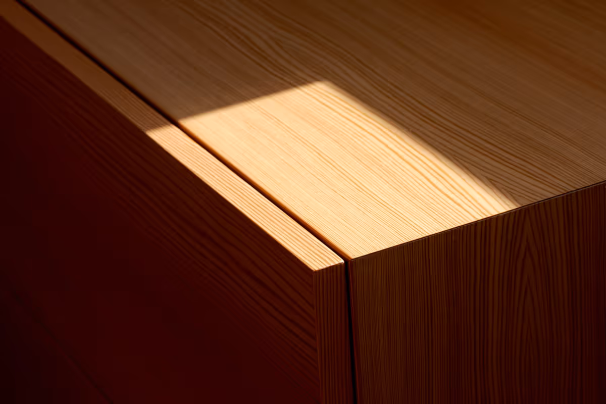 Structure architecturale photographiée avec géométrie parfaite