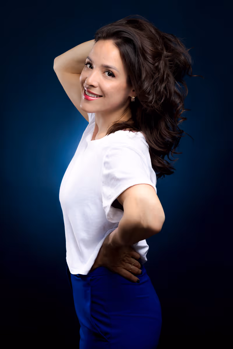 Photo Studio d'une jeune femme qui pose en Valais