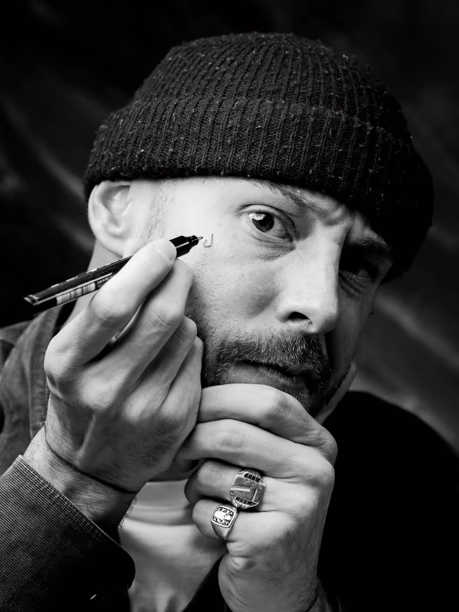 Photo portrait d'un graphiste en Studio Valais