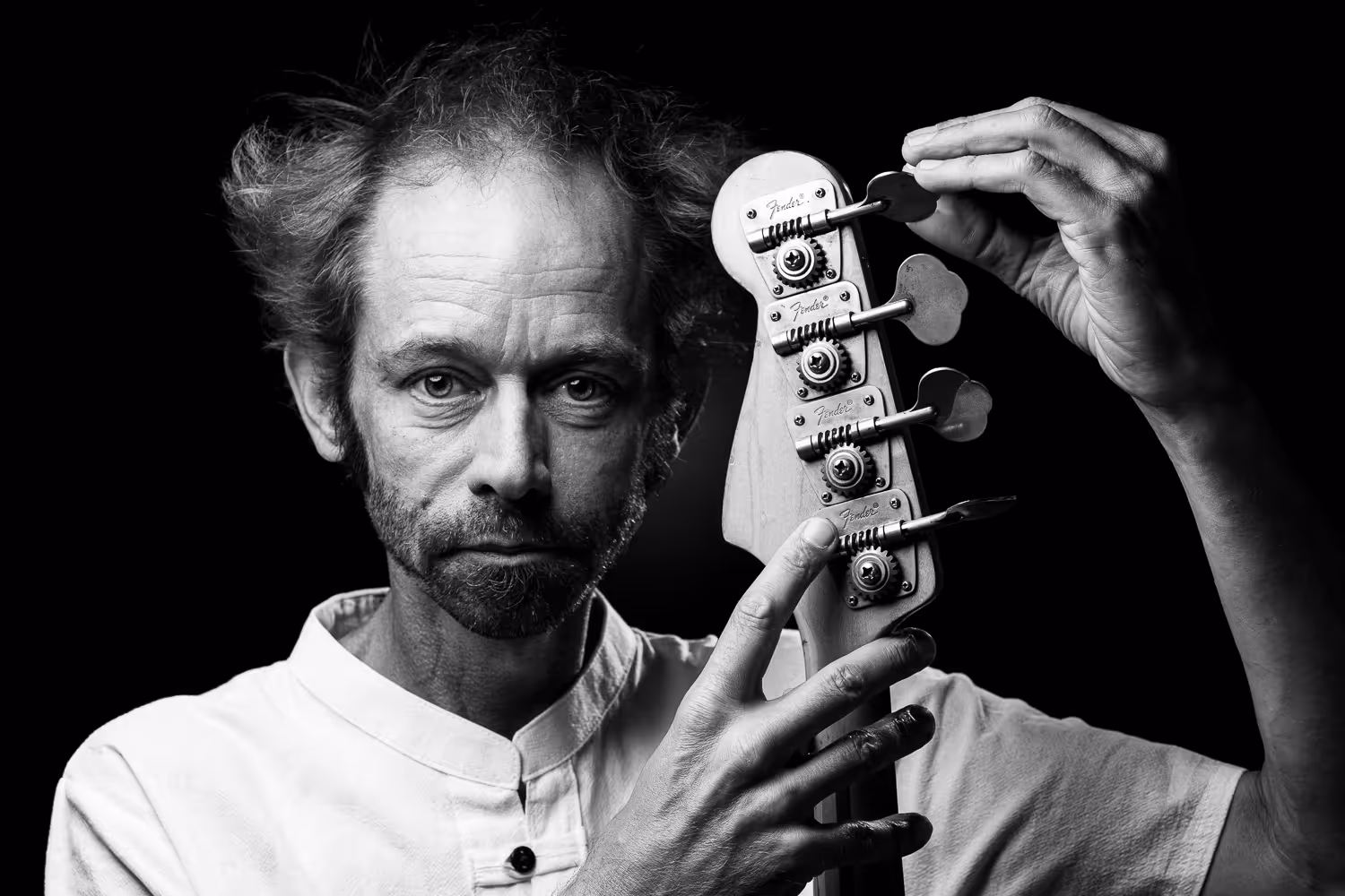 photo Studio d'un musicien avec le haut de sa guitare en Valais