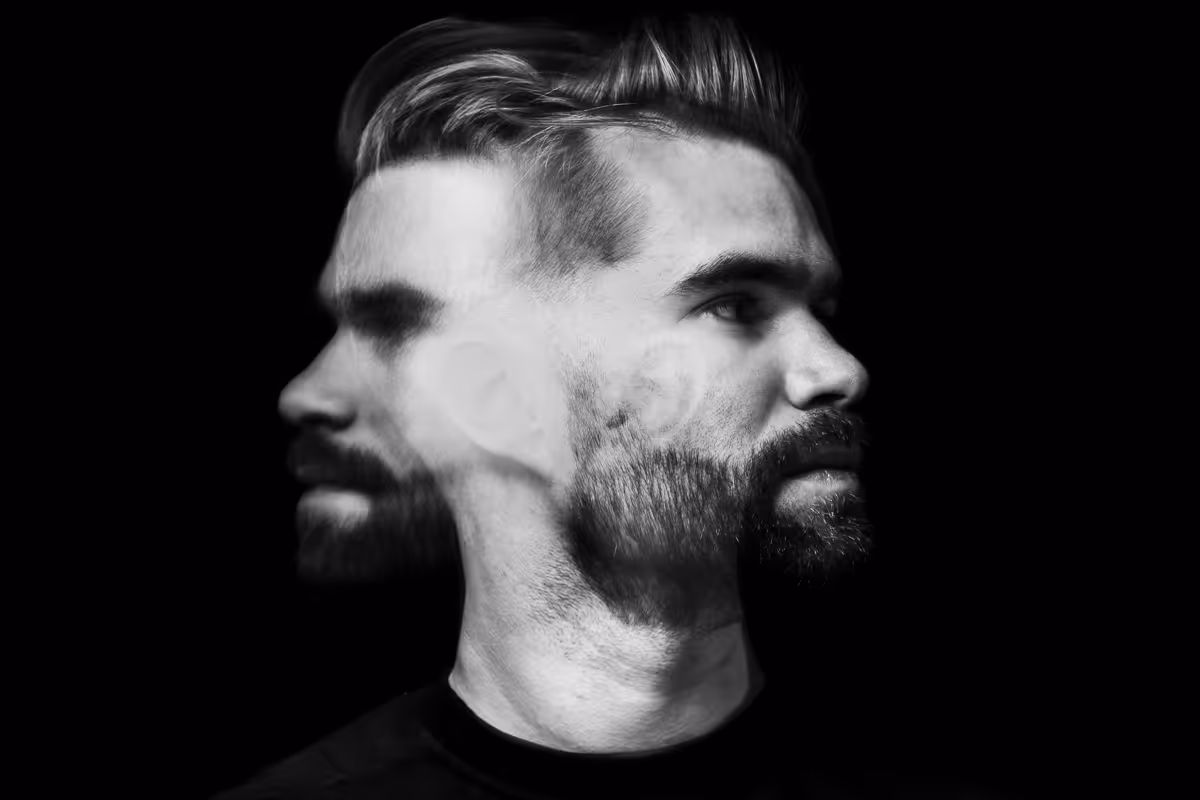photo avec effet dans mon studio d'un portrait artistique du DJ aston Alba