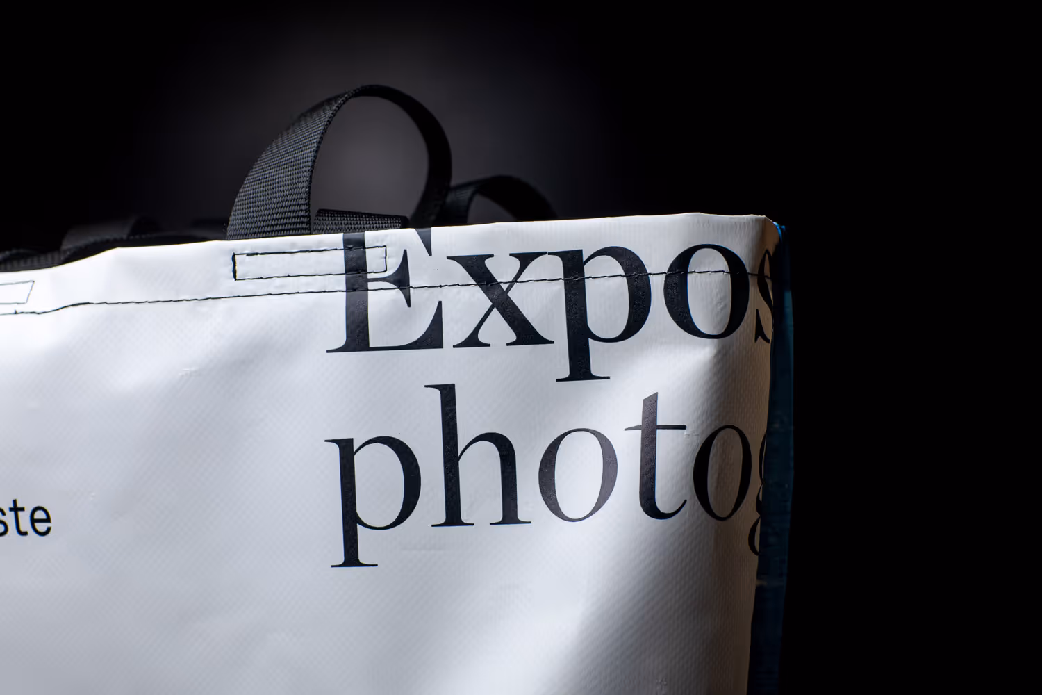 photo d'un sac is en valeur par la lumière en studio
