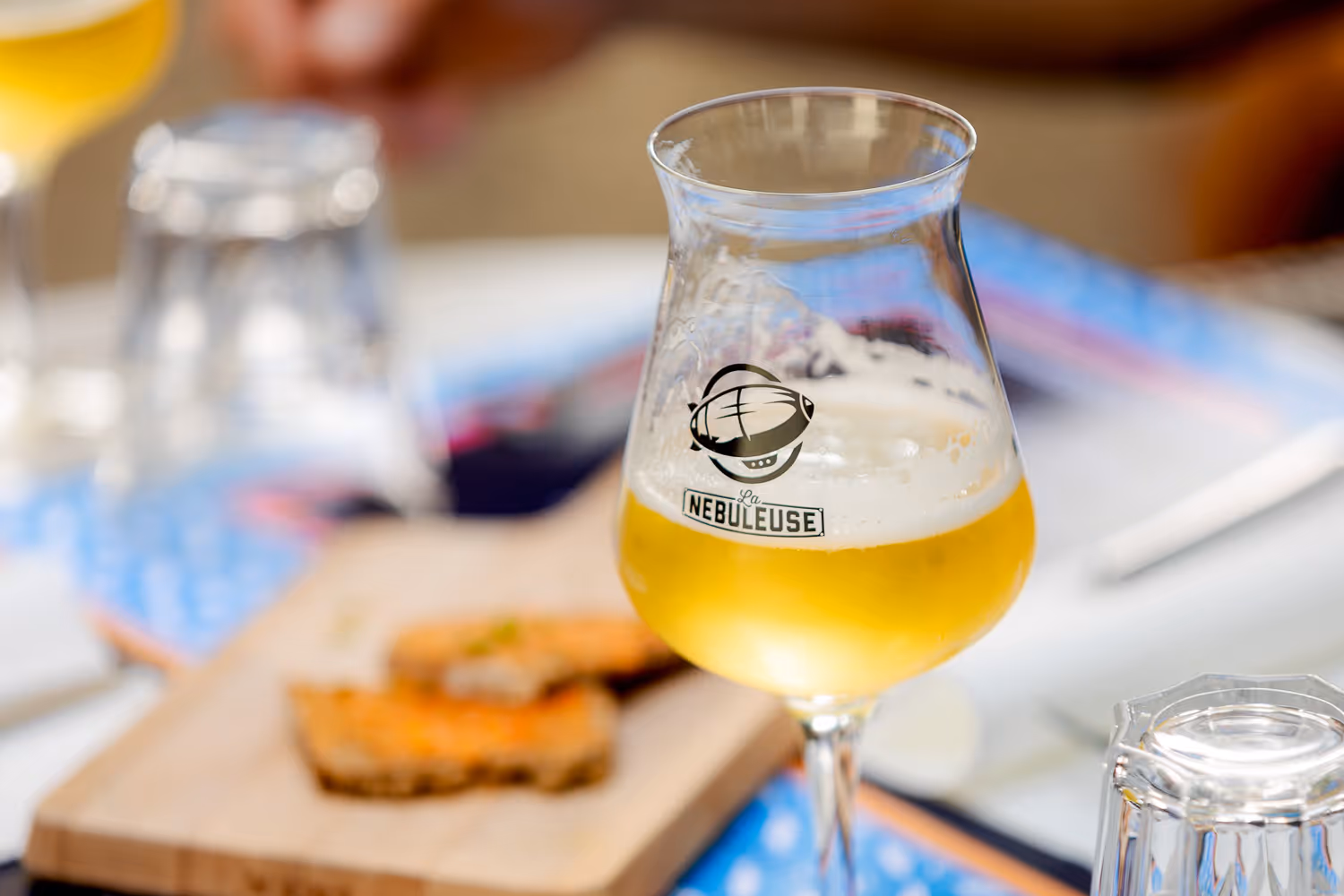 verre de bière rempli et coloré