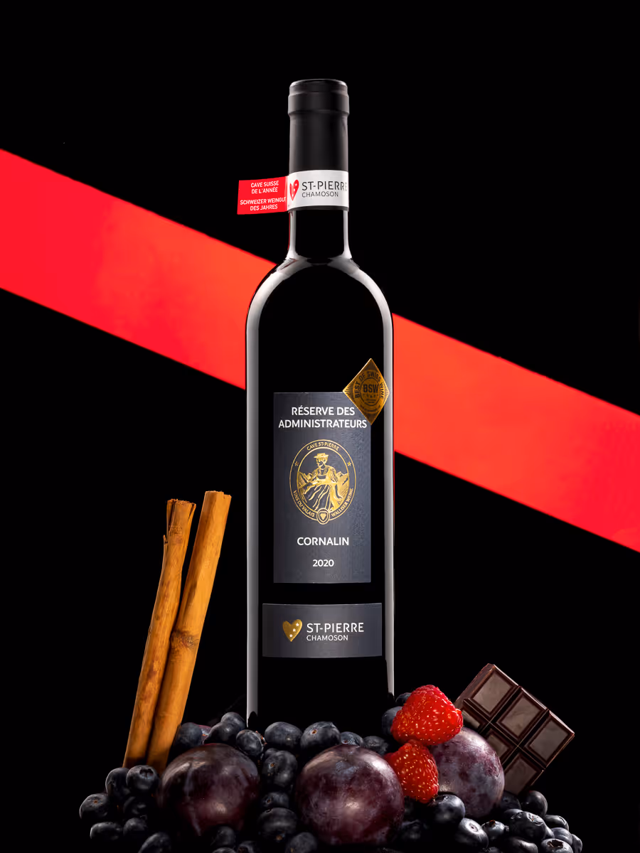 scénographie en sudio photo d'une bouteille de vin rouge
