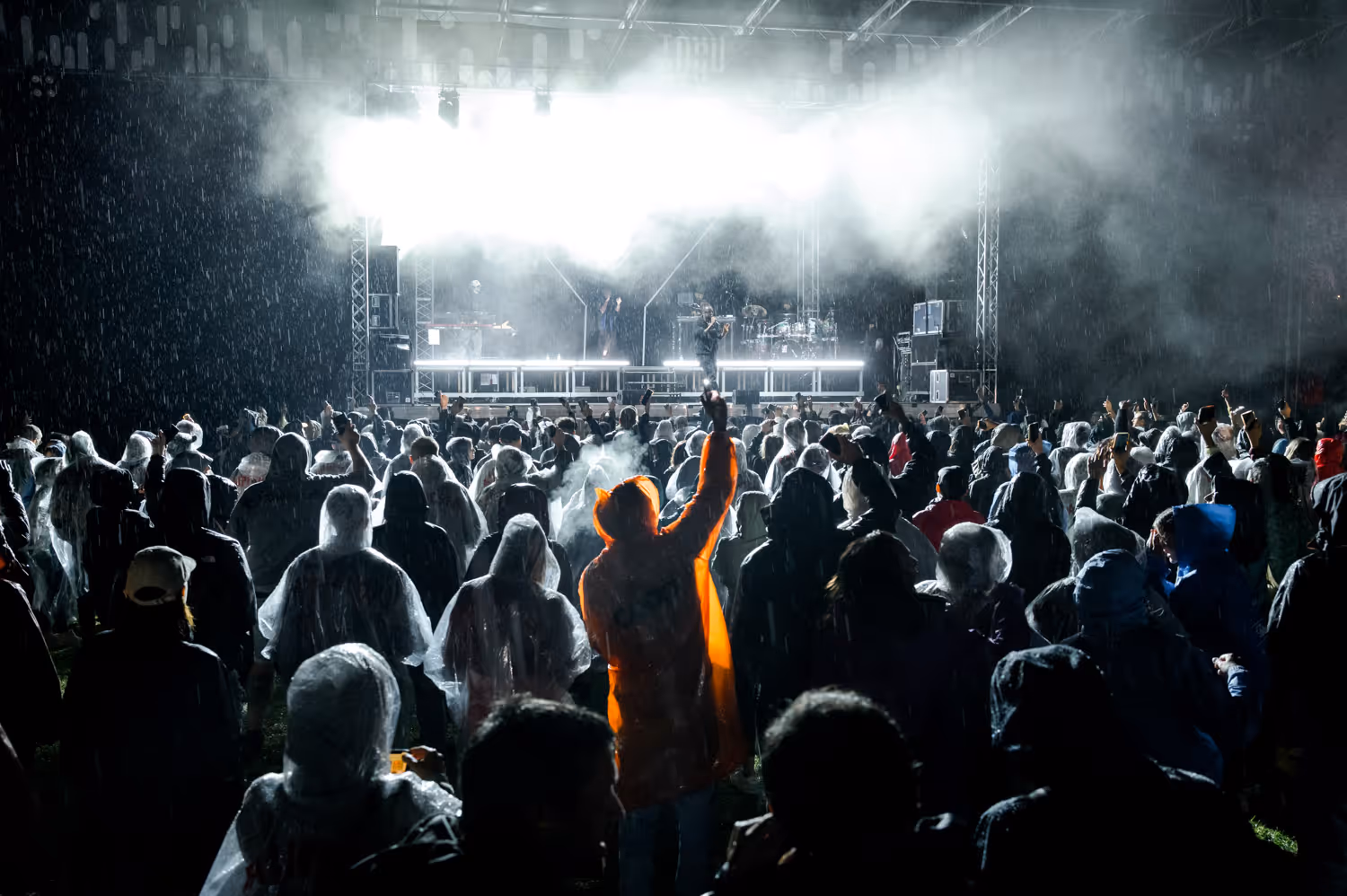 © Samuel Devantéry concert sous la pluie au tohu bohu 2024 par le photographe suisse samuel devantery a veyras en noble contree