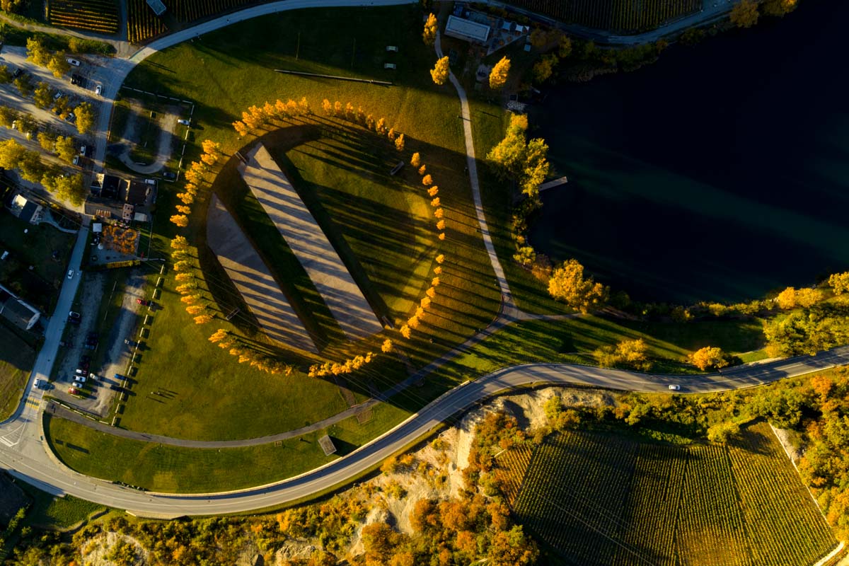 image aerienne prise au drone au lac de géronde à sierre en Valais Wallis par le photographe Suisse Samuel Devantery