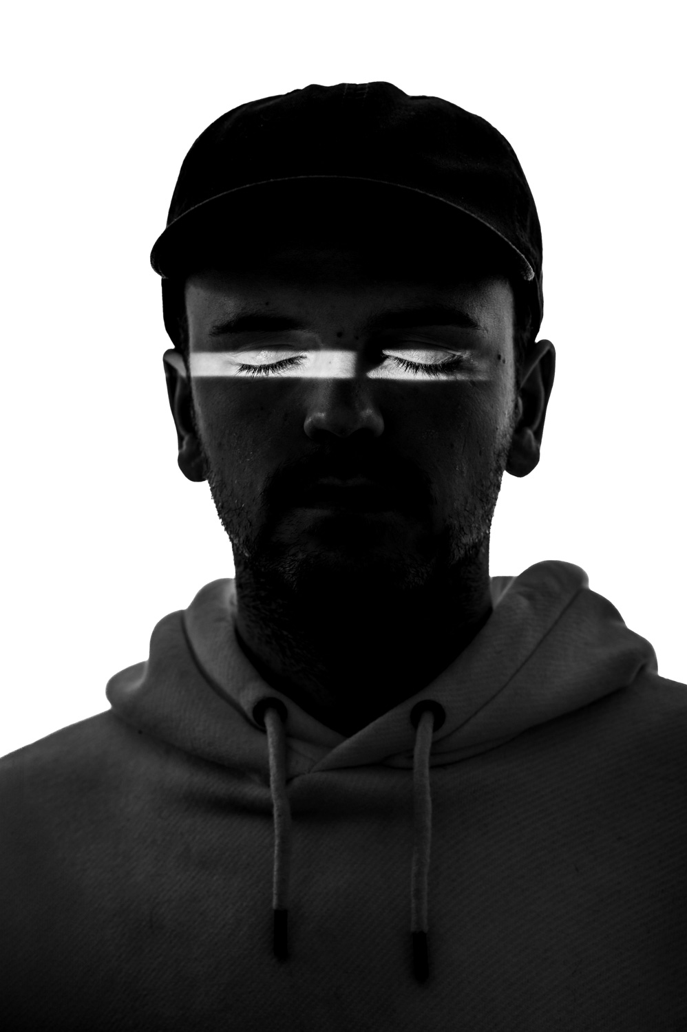 Photographie studio artistique de portrait mettant en valeur un pianiste (Loris Mittaz) de la région 