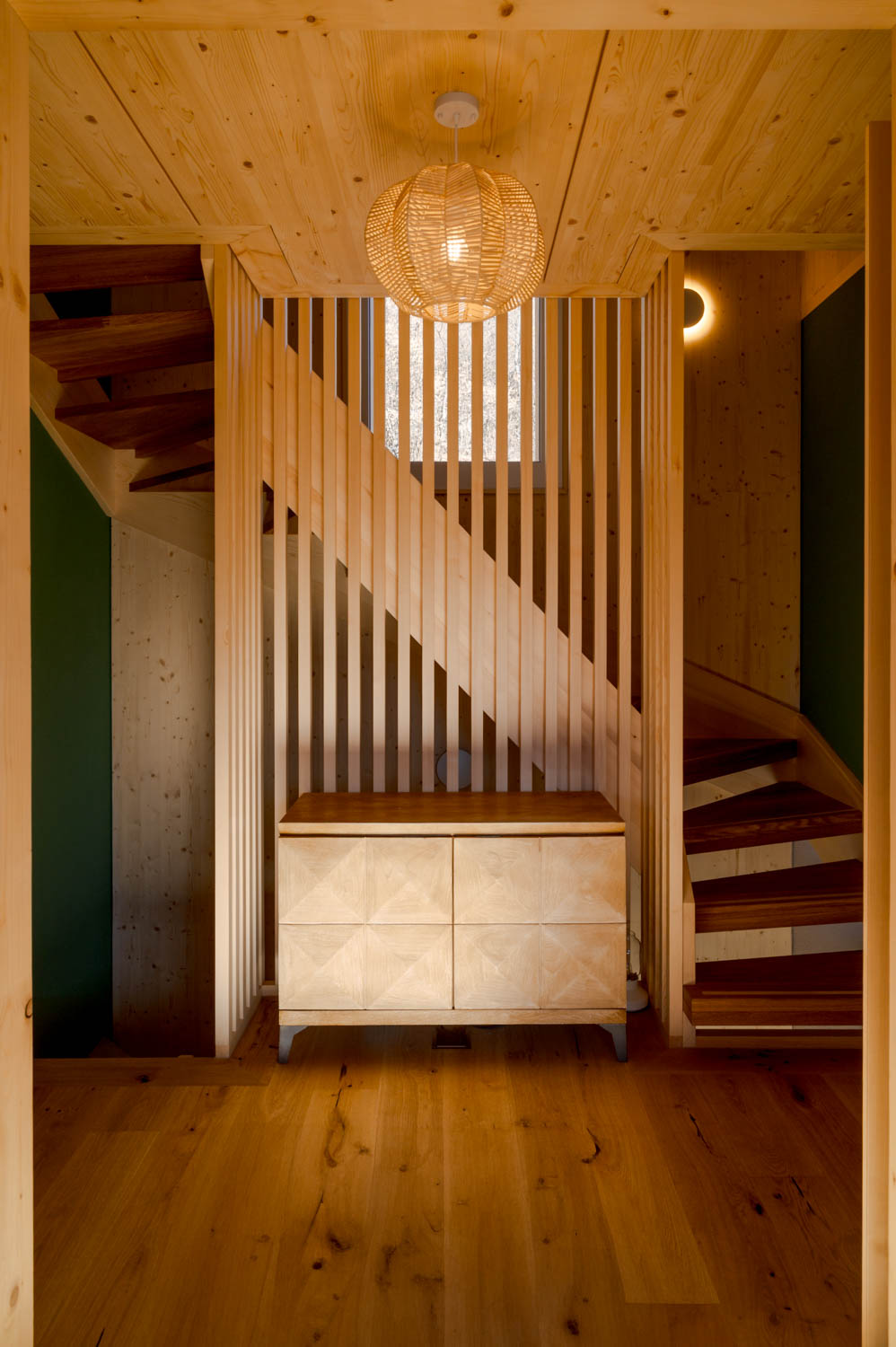 Photo Architecturale d'une cage d'escalier dans un chalet à Randogne