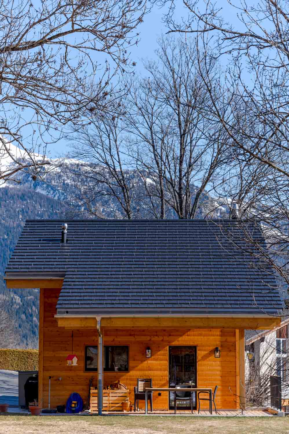 Photo Architecturale d'une maison à Randogne sur la commune de Crans montana avec les sommets enneigés