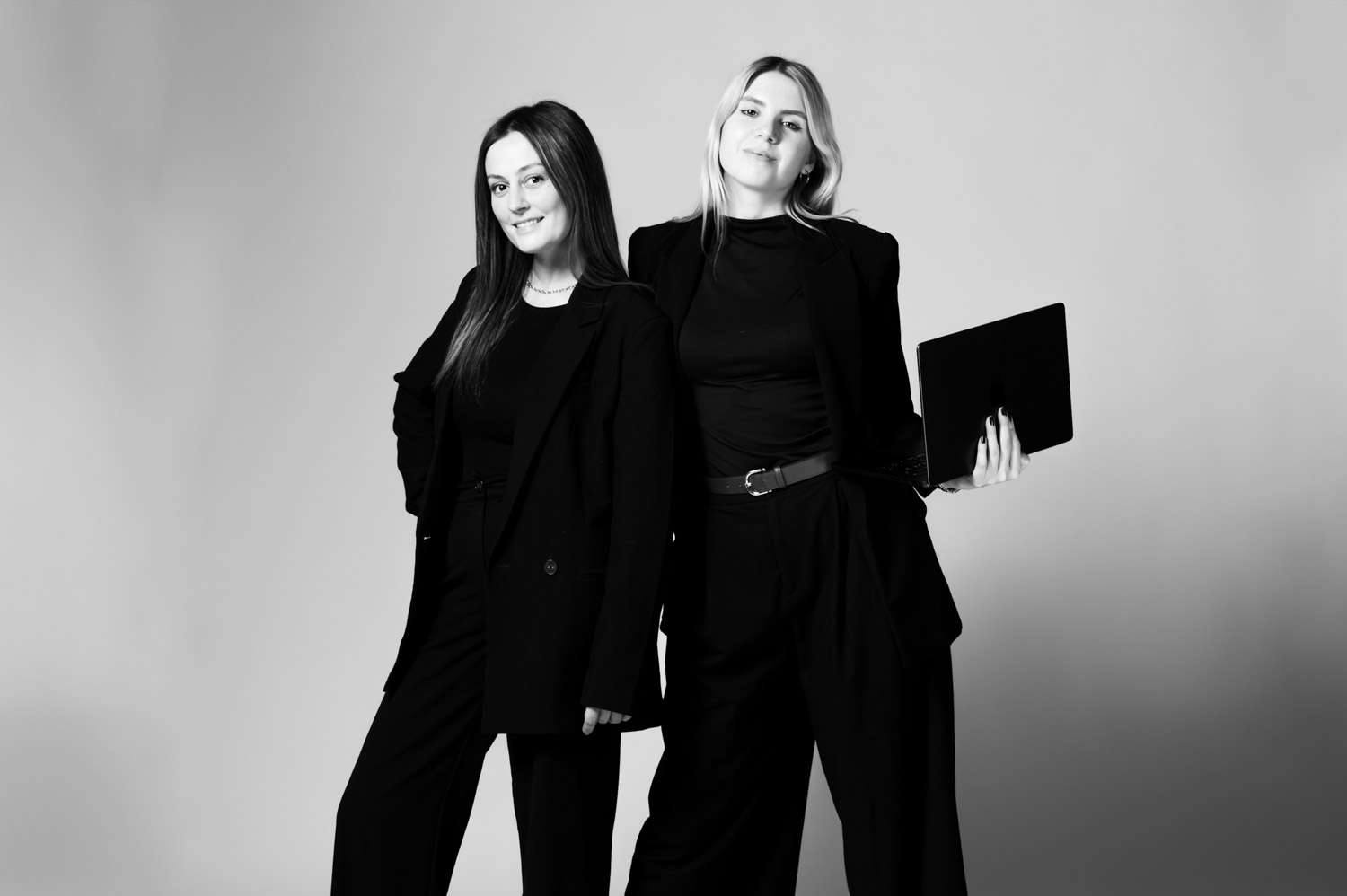 Photo Studio de deux belle femmes qui pose en noir et blanc en Valais