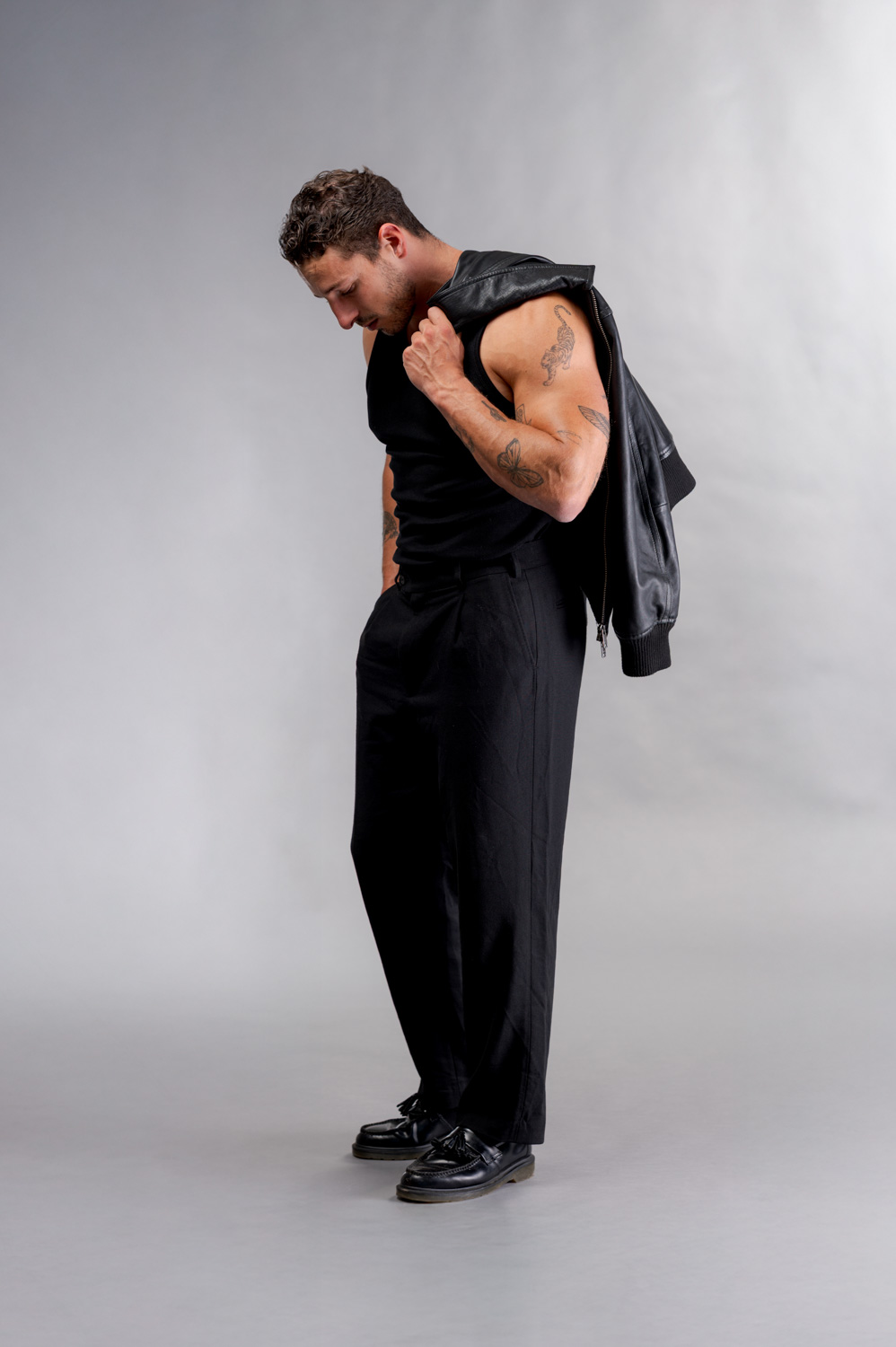 Photo en pied au studio d'n beau gosse de Martigny