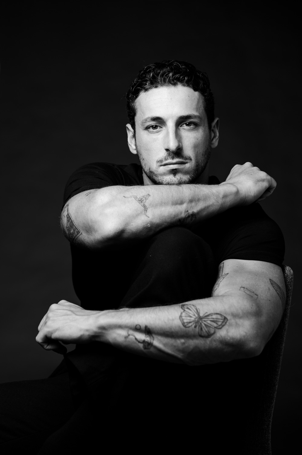 photo portrait en noir et blanc d'un homme caucasien d'une trentaine d'année dans mon studio en Valais Wallis