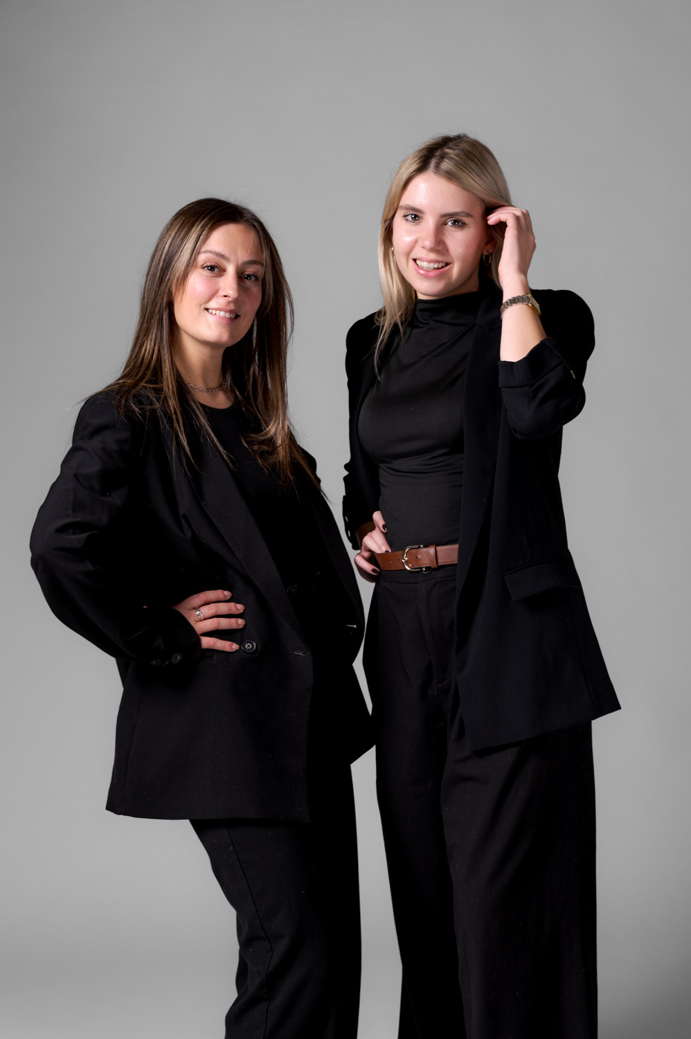 Photo d'équipe de deux belles femmes de l'agence21.ch dans mon studio en Valais Wallis