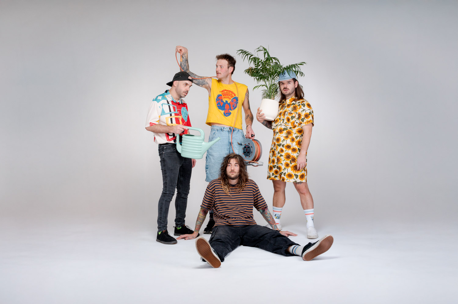 photo d'un groupe de musique Fluffy Machine avec des accessoires extravaguent dans mon studio photo en valais wallis à Sierre