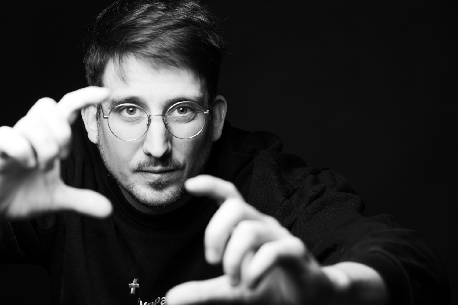 Autoportrait dans mon studio en Valais Wallis du photographe Valaisan Samuel Devantéry