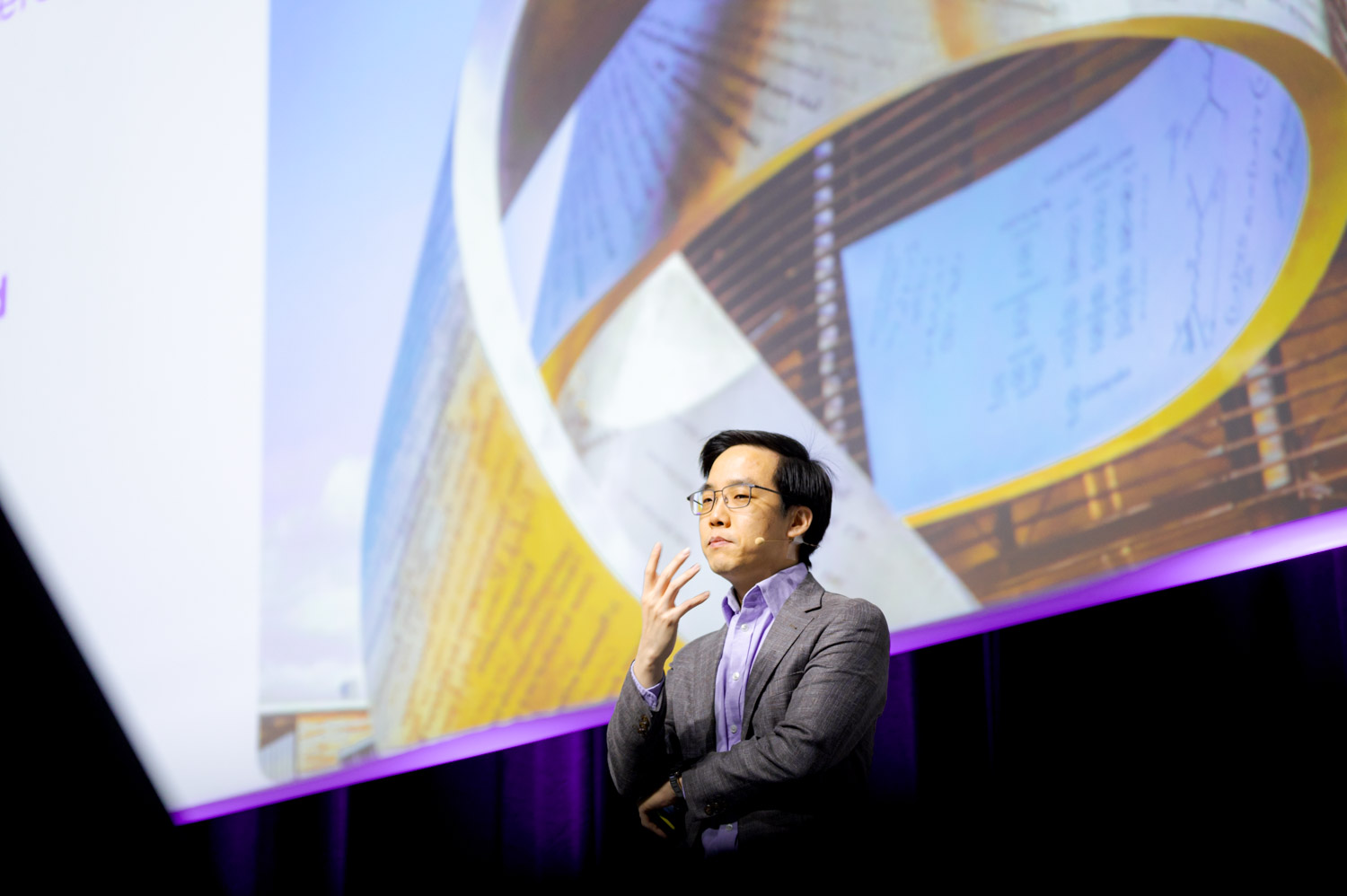photo reportage d'un orateur asiatique à Lausanne au swisstech center 