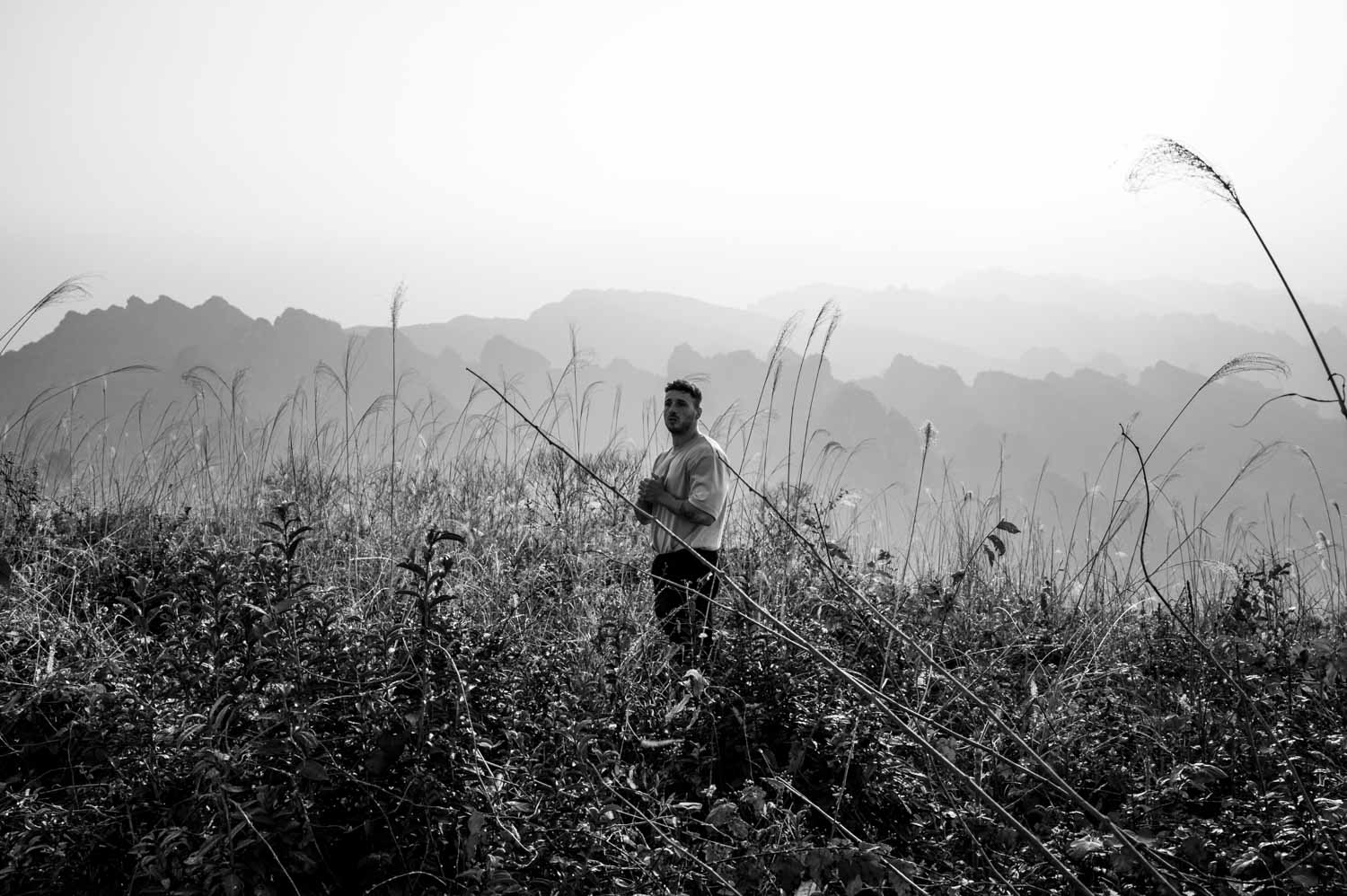 portrait de loi dans l'immensité des paysages chinois 