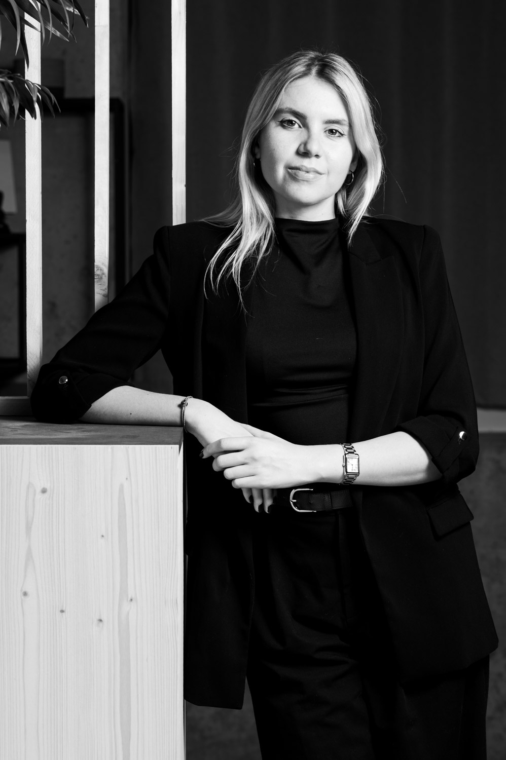 portrait en noir t blanc d'une très belle femme avec une posture professionnel 