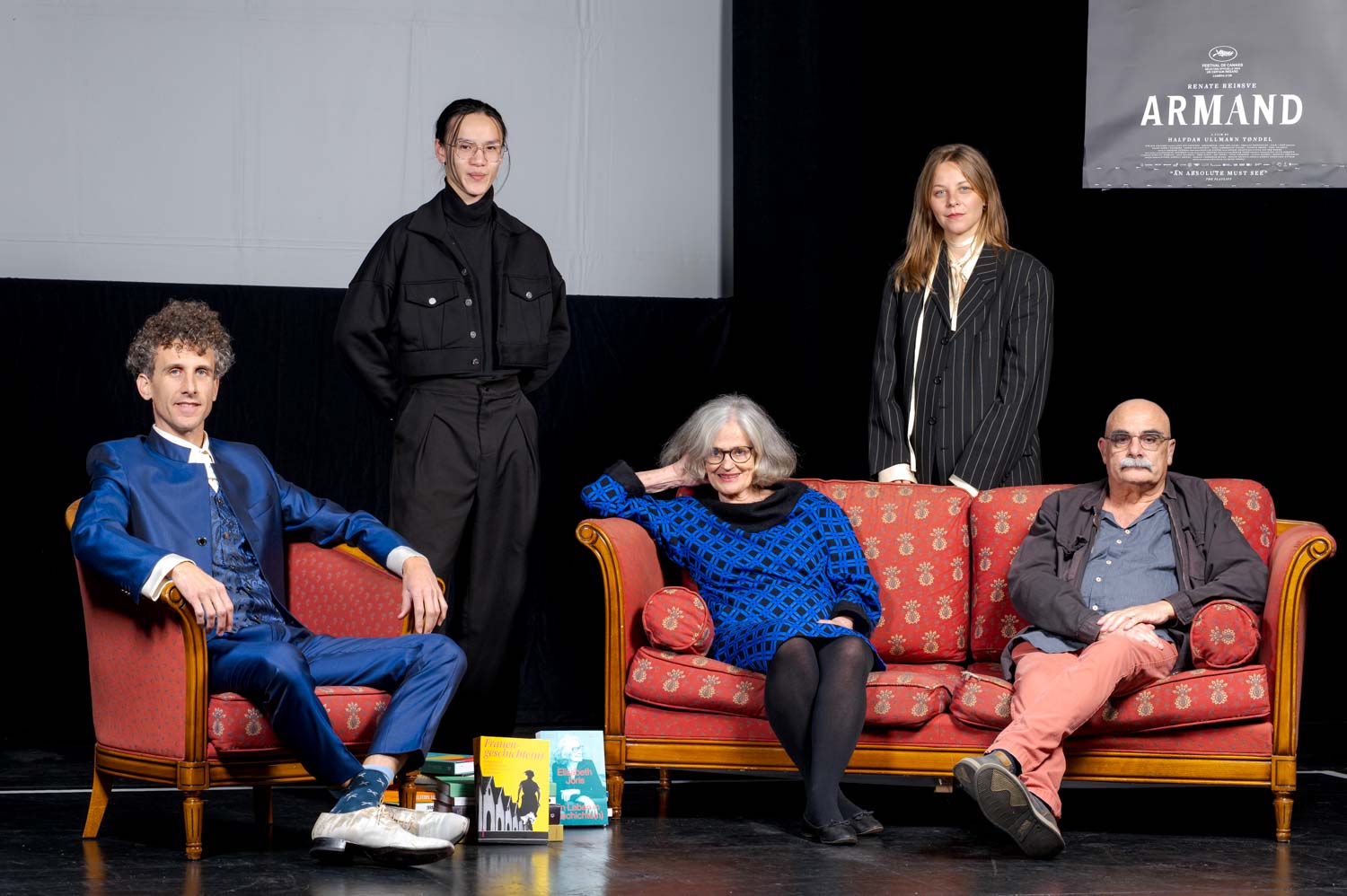 photo de groupe dans un théâtre à l'occasion de la remise des prix culturels du Valais 