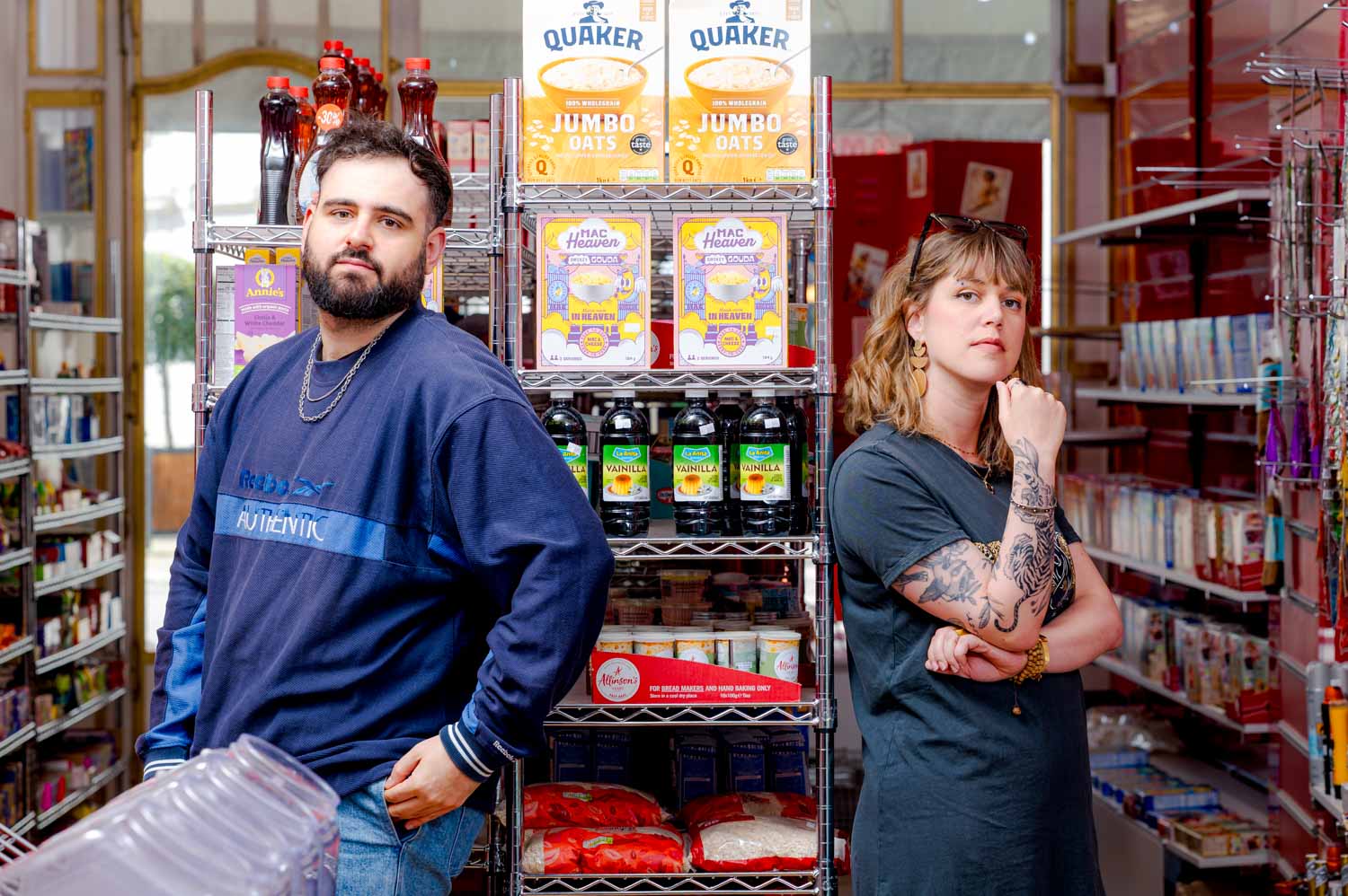 photo portrait de groupe de l'agence Baston Lab à Vevey dans un magasin de bonbon américain 