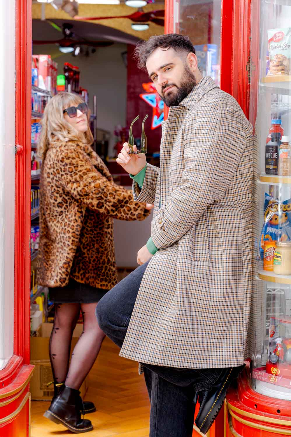 Portraits des fondateur de l'agence baston Lab à l'entrée d'un magasin à Vevey pose stylée 