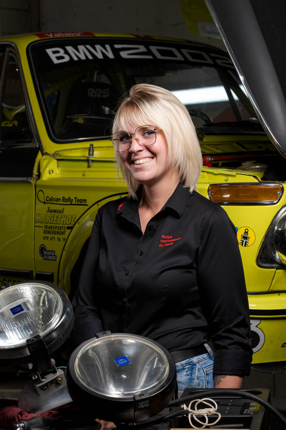 Portrait corporatif pour le rallye du valais et son comité dans un garage de voiture 