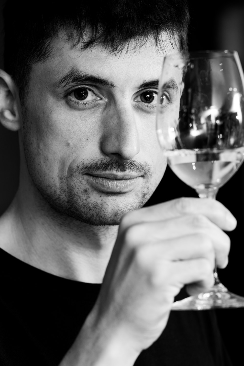 portrait œnologique du dégustateur Loïc Leyat. Son œil passe à travers son verre de vin 