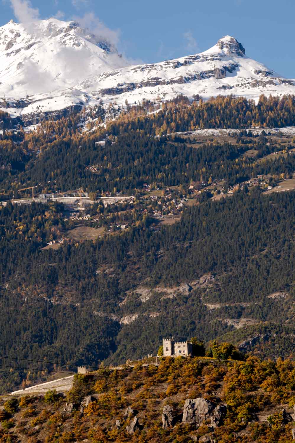 photographie de paysage dans la région de Sierre ou on peut voir le château de ravire et le trubelstock