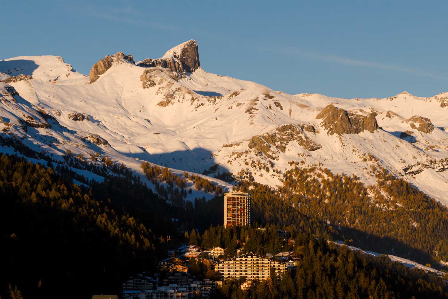 photographie aérienne de la tour super crans et du trubelstock en arrière plan