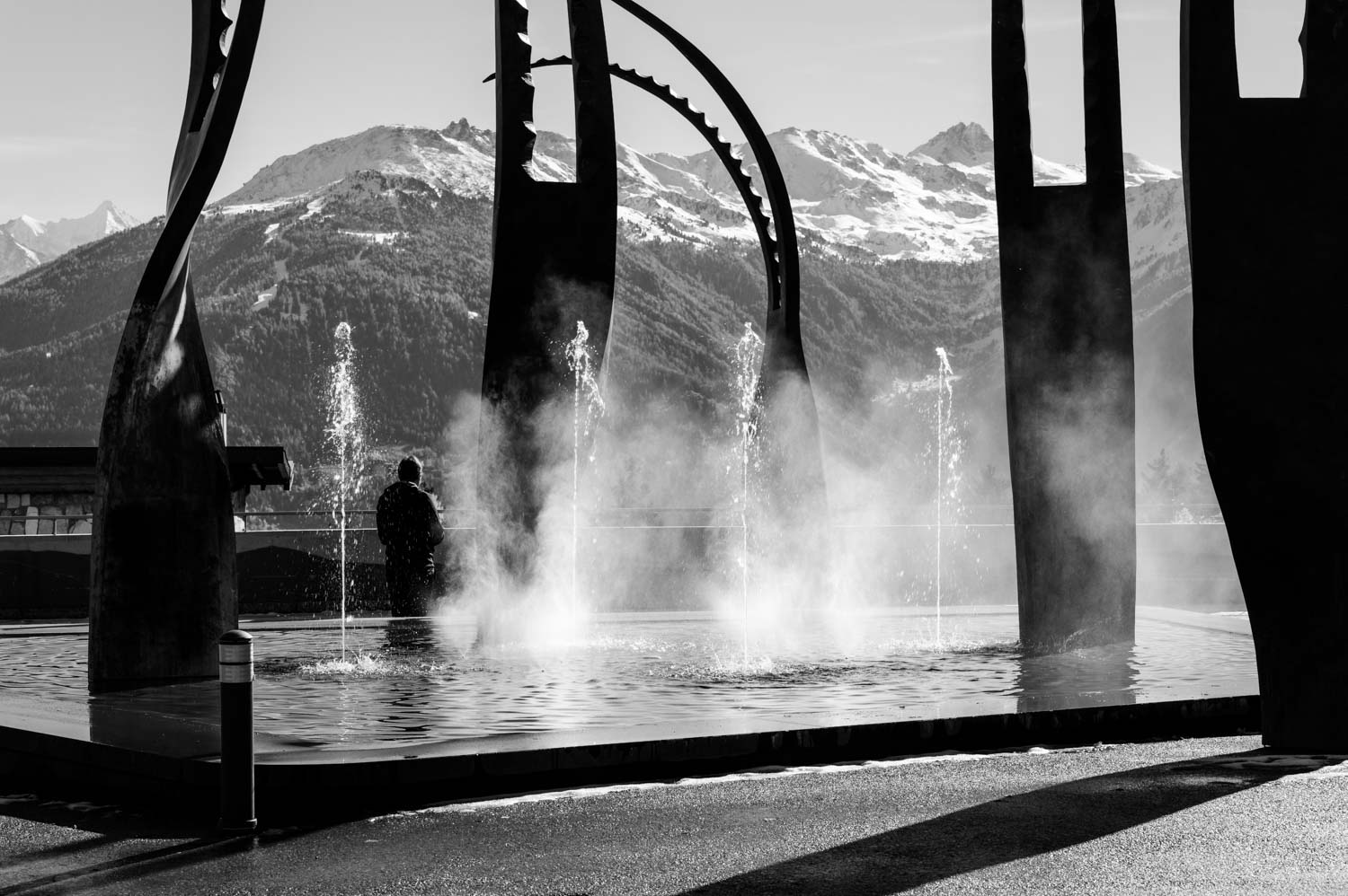 photographie de paysage en noir et blanc d'une place de la commune de crans montana