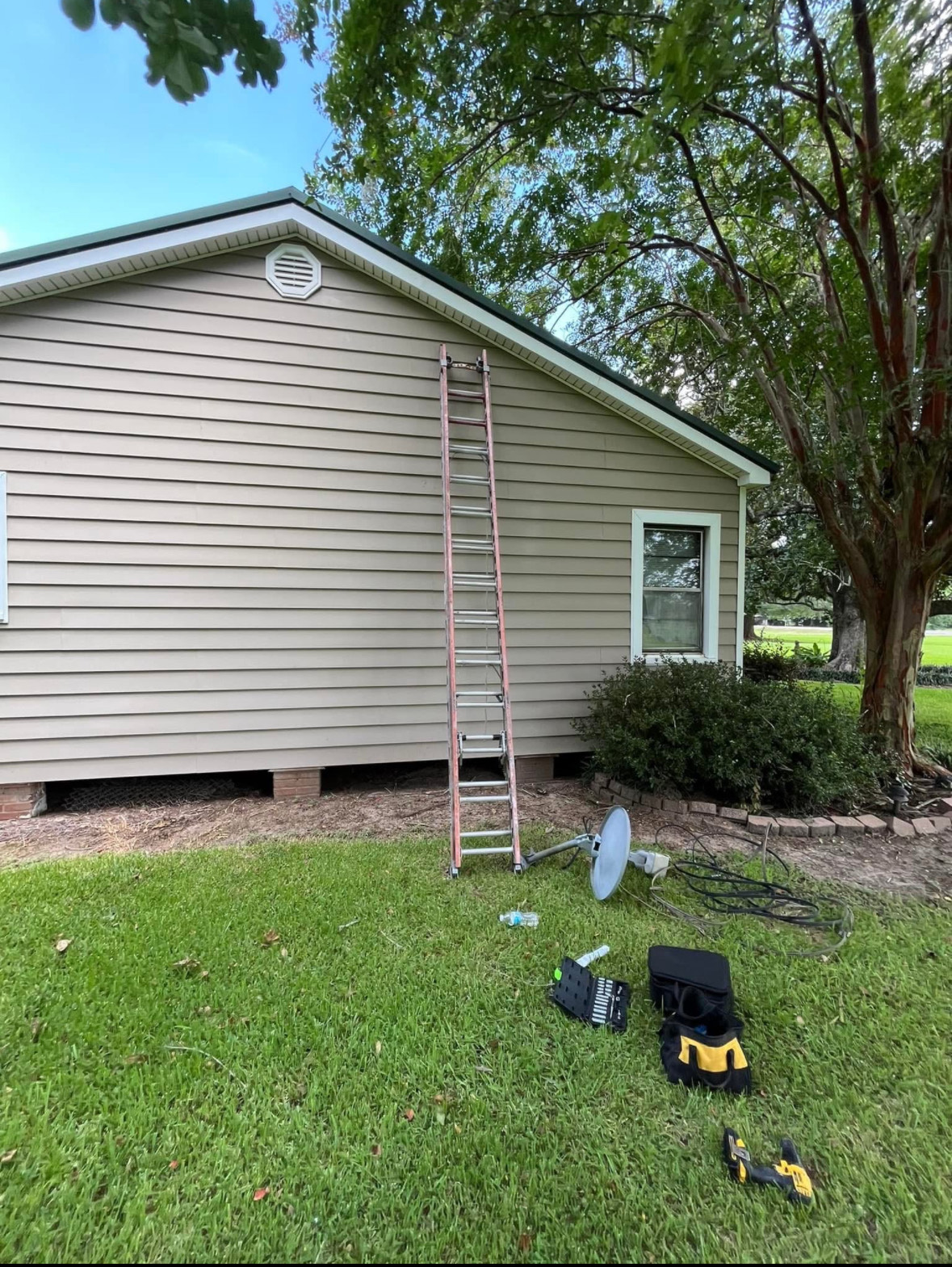 image of maintenance crew working on aircraft