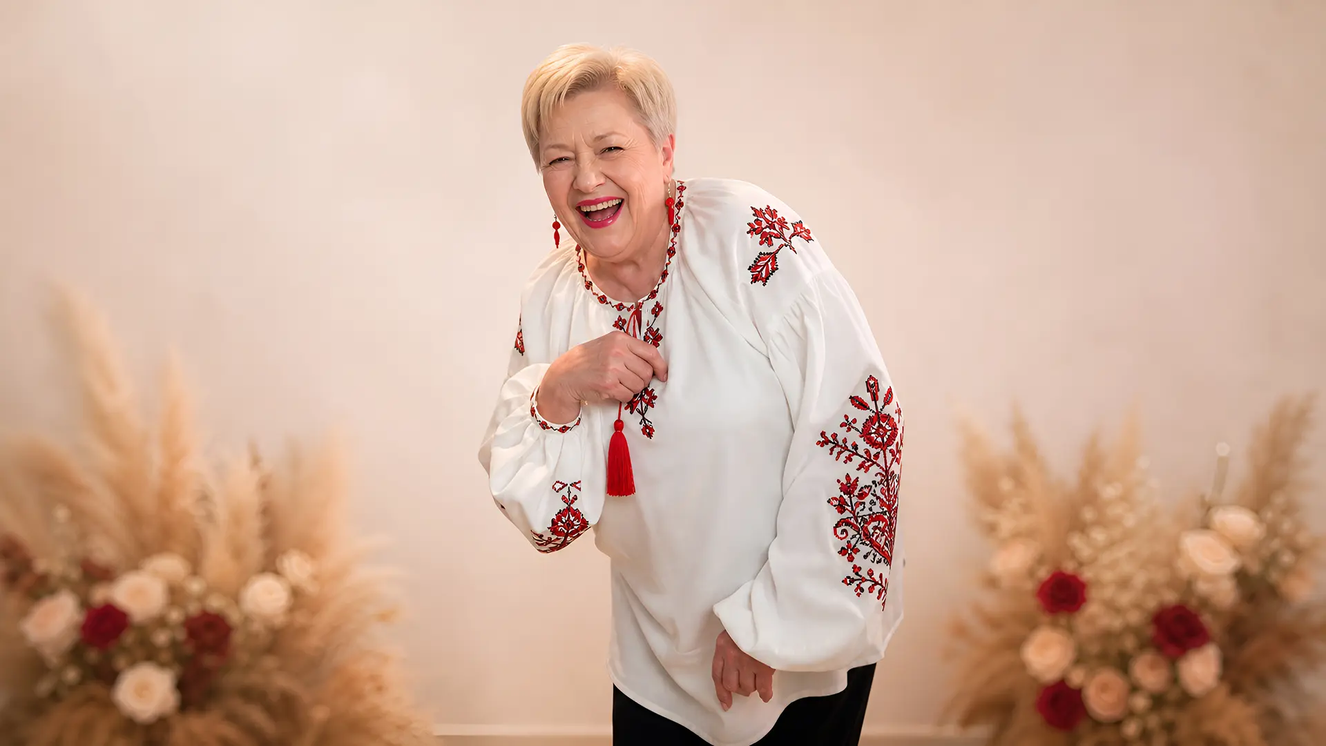 Учасниця проєкту «Краса без віку» під час фотосесії після дня краси у Volkhovska Studio