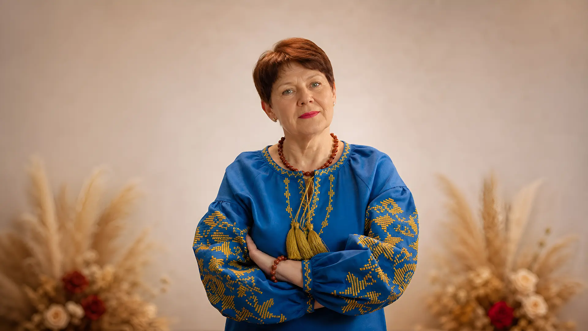 Учасниця проєкту «Краса без віку» у синій вишиванці після дня краси у Volkhovska Studio