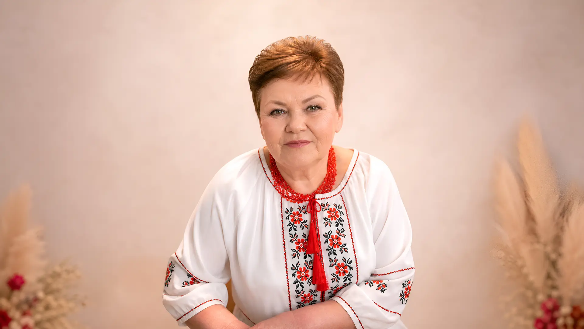 Учасниця проєкту «Краса без віку» у вишиванці після дня краси у Volkhovska Studio