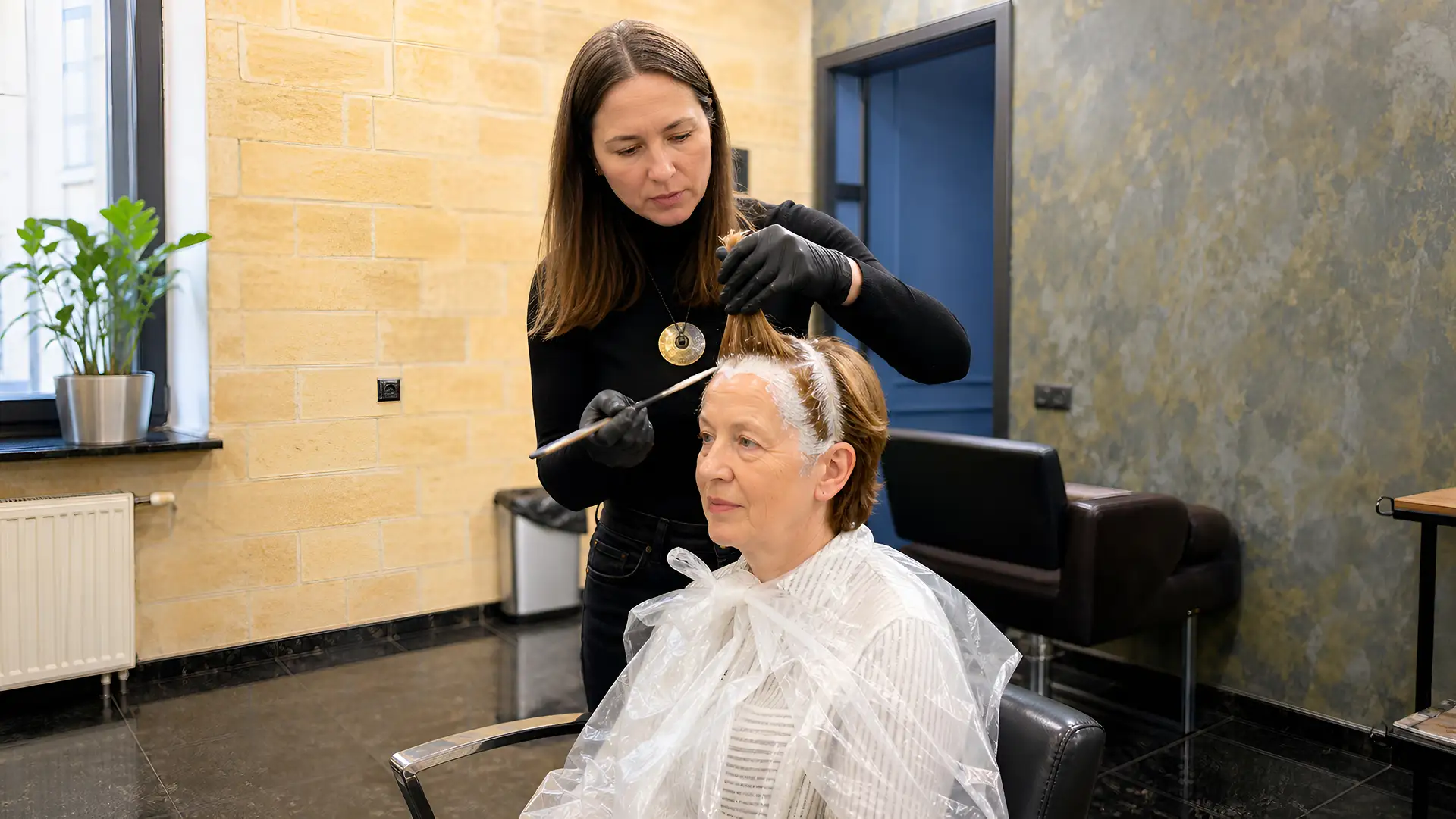 Учасниця проєкту «Краса без віку» отримує фарбування та стрижку під час дня краси в Rosedale