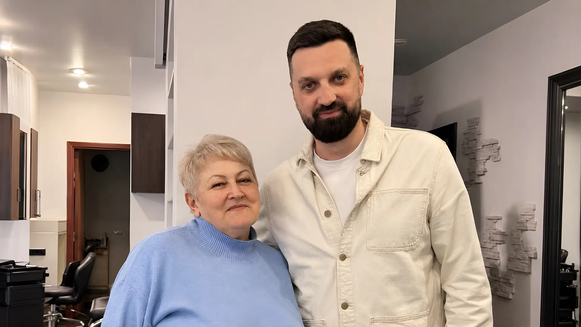 Учасниця проєкту «Краса без віку» з директором фонду «Зростай в родині» Євгеном Осипчуком під час дня краси в Anait Salon