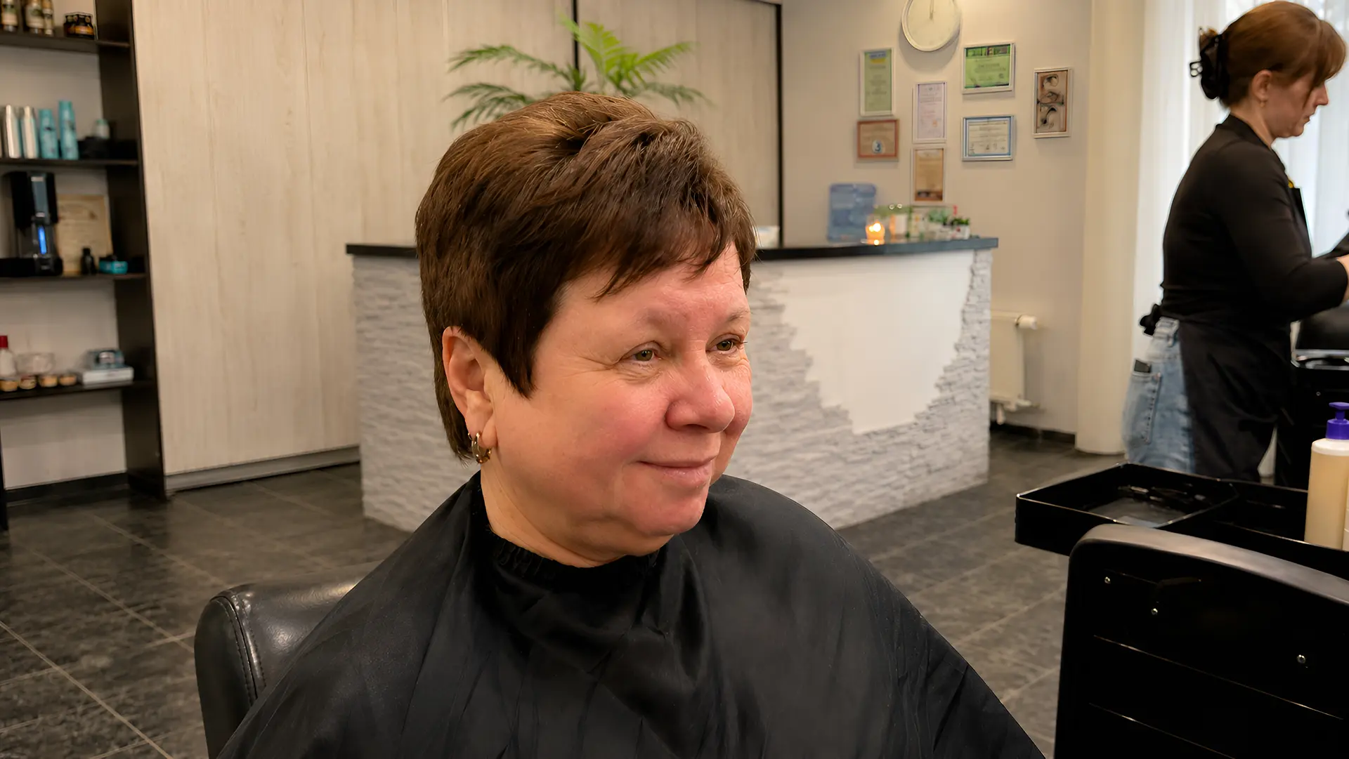 Учасниця проєкту «Краса без віку» після оновлення зачіски під час дня краси в Anait Salon