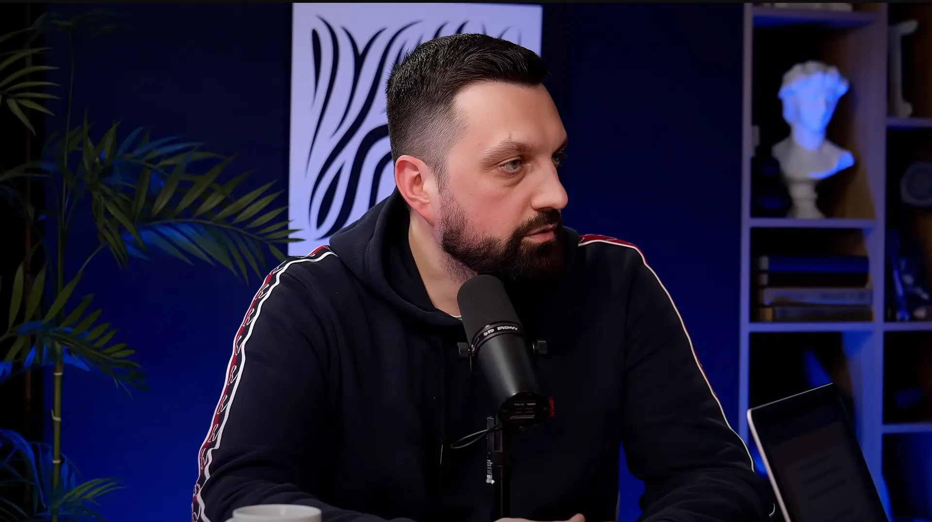 Євген Осипчук під час інтерв’ю про наставництво для дітей із родин опікунів.