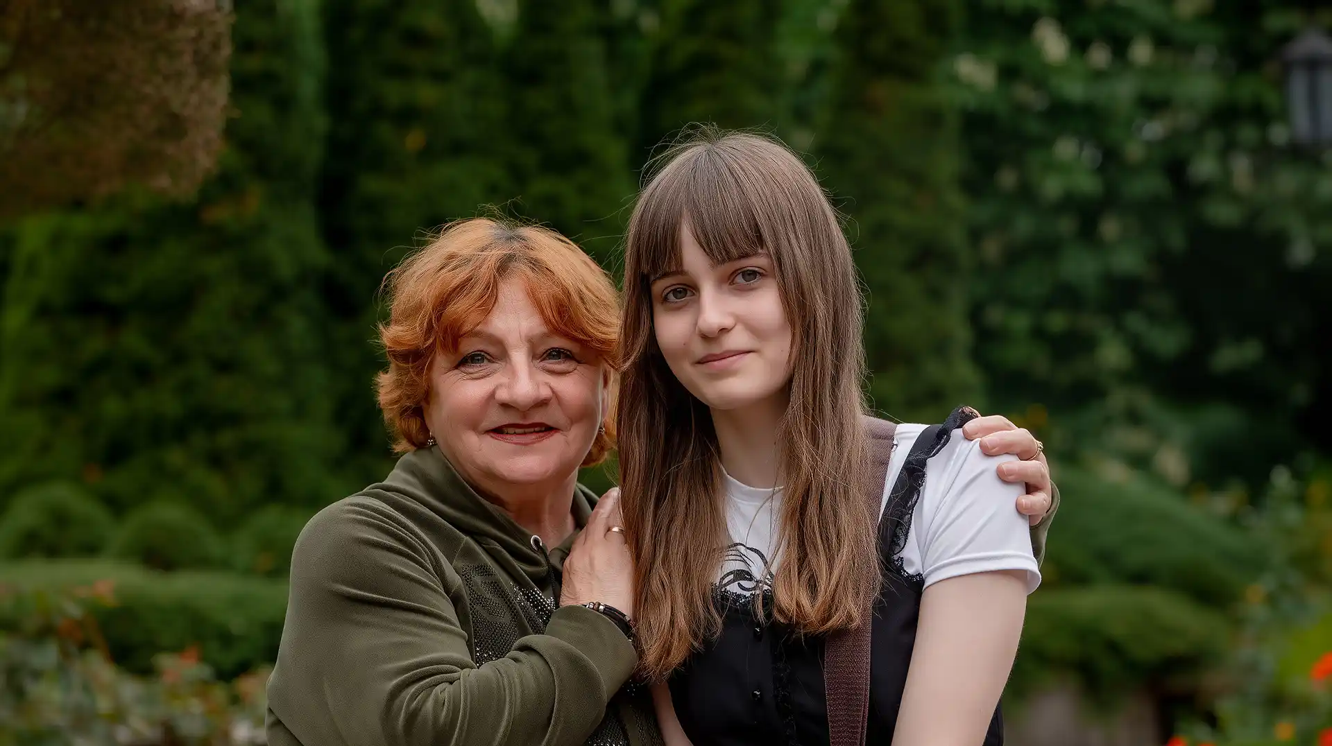 Учасники майстер-класу працюють над малюнками у художній галереї.