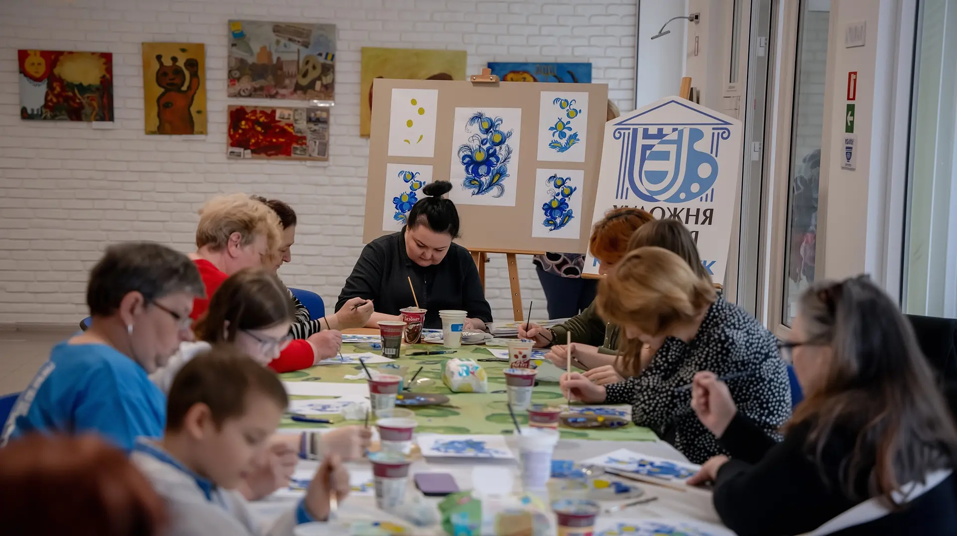 Guardian families during a Petrykivka painting workshop in Kremenchuk.