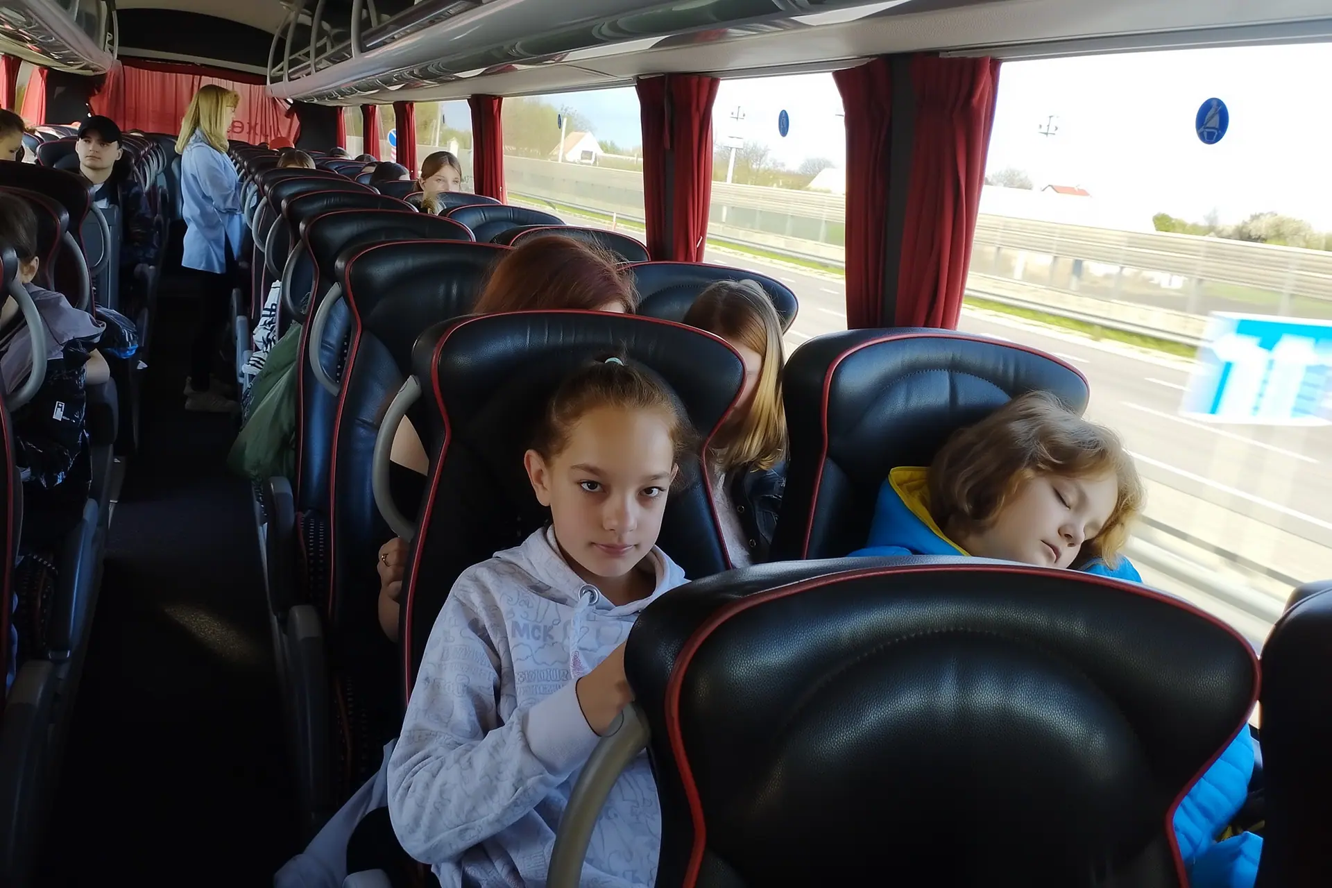 Діти їдуть автобусом на екскурсію до «Добропарку».